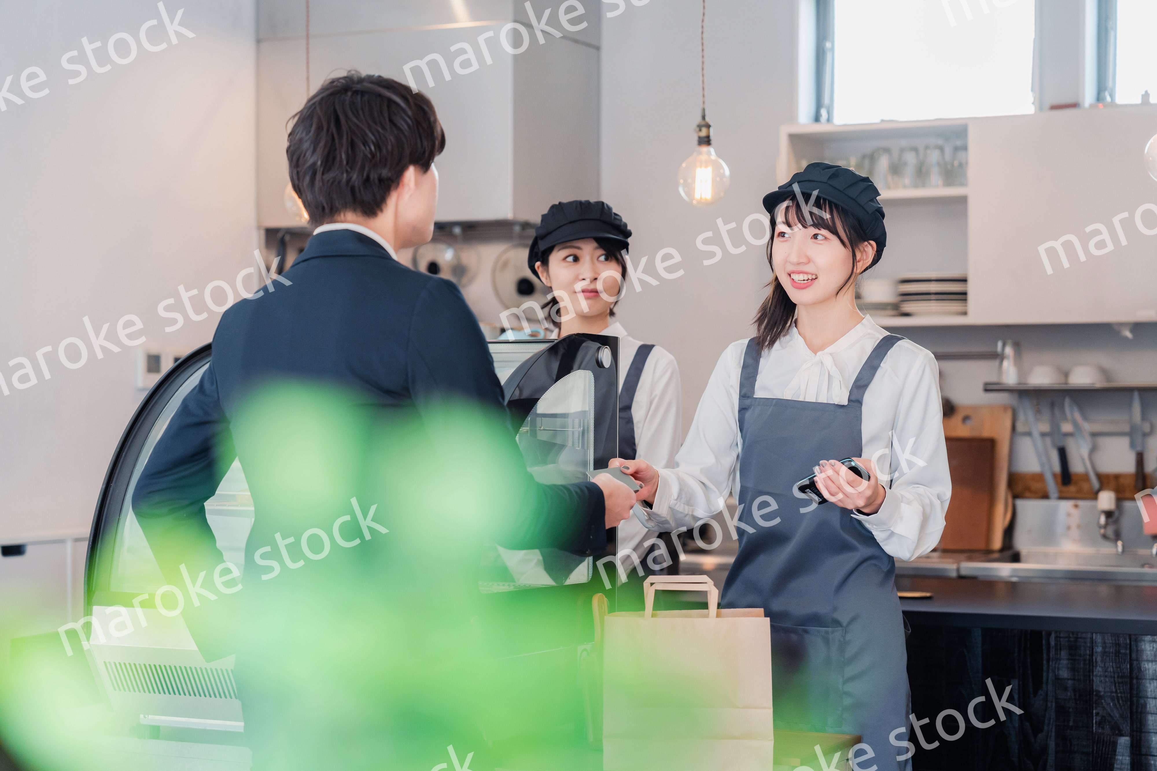 ケーキ屋で楽しく買い物をするビジネスマン