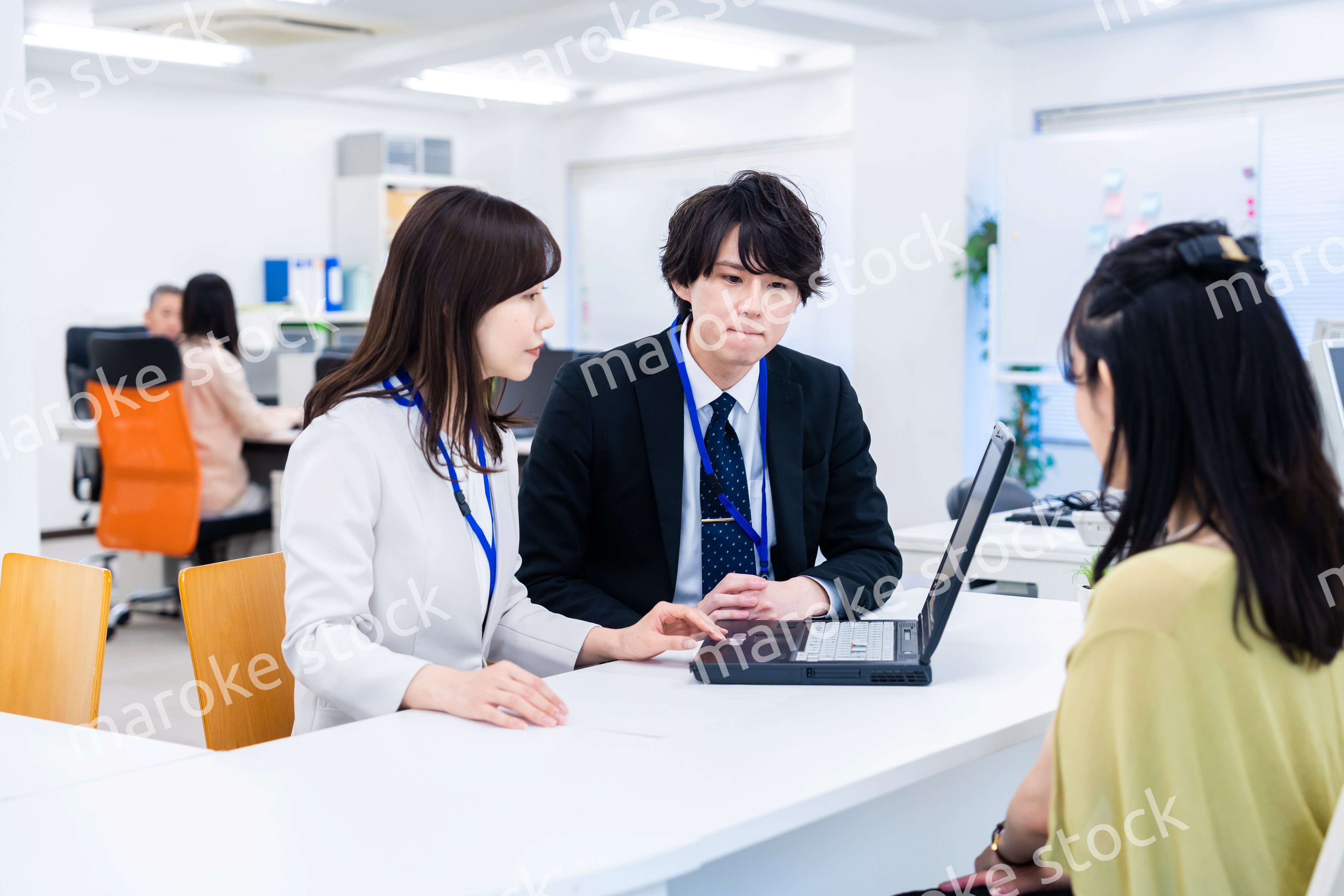 オフィスで窓口業務をするスタッフ