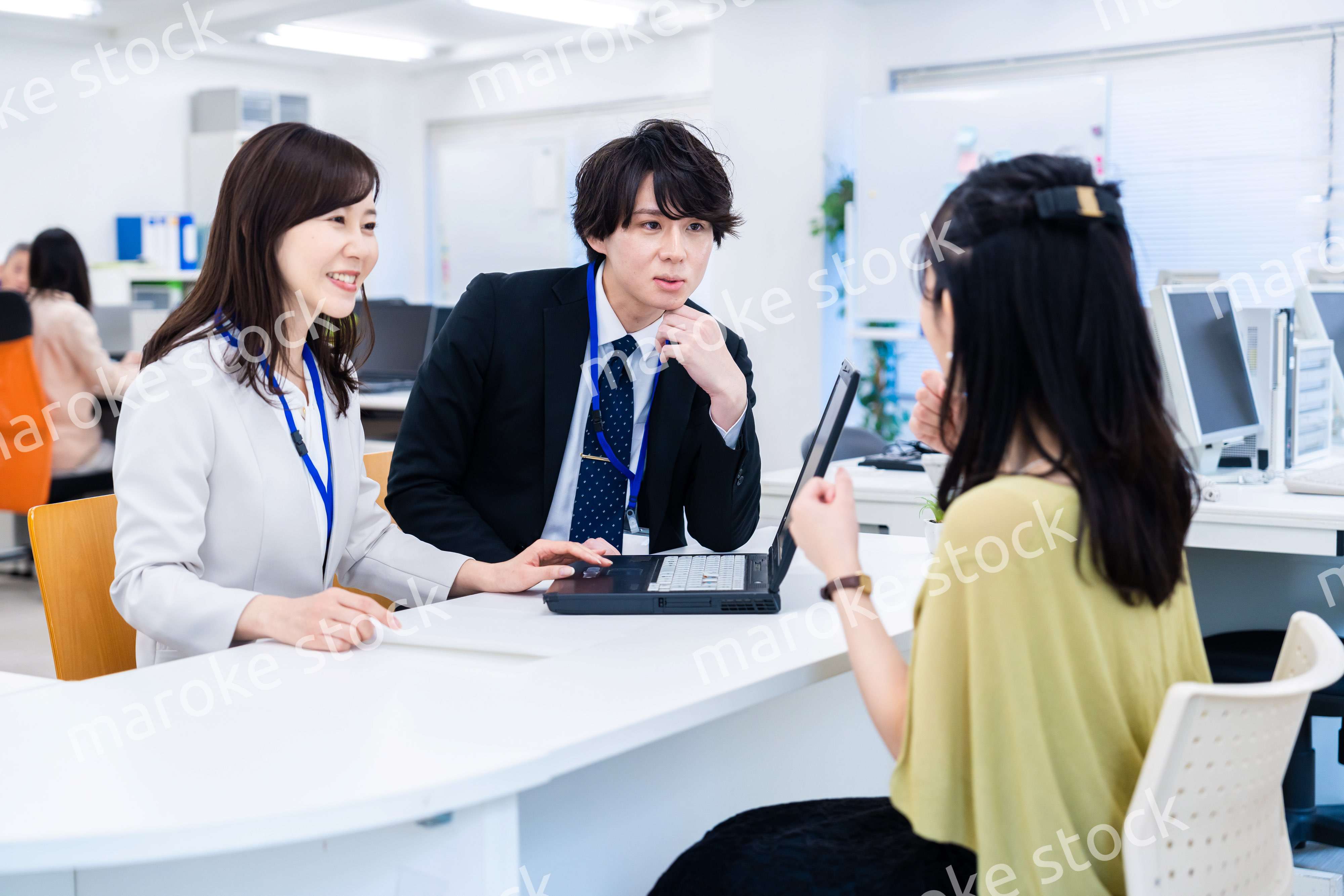 オフィスで窓口業務をするスタッフ