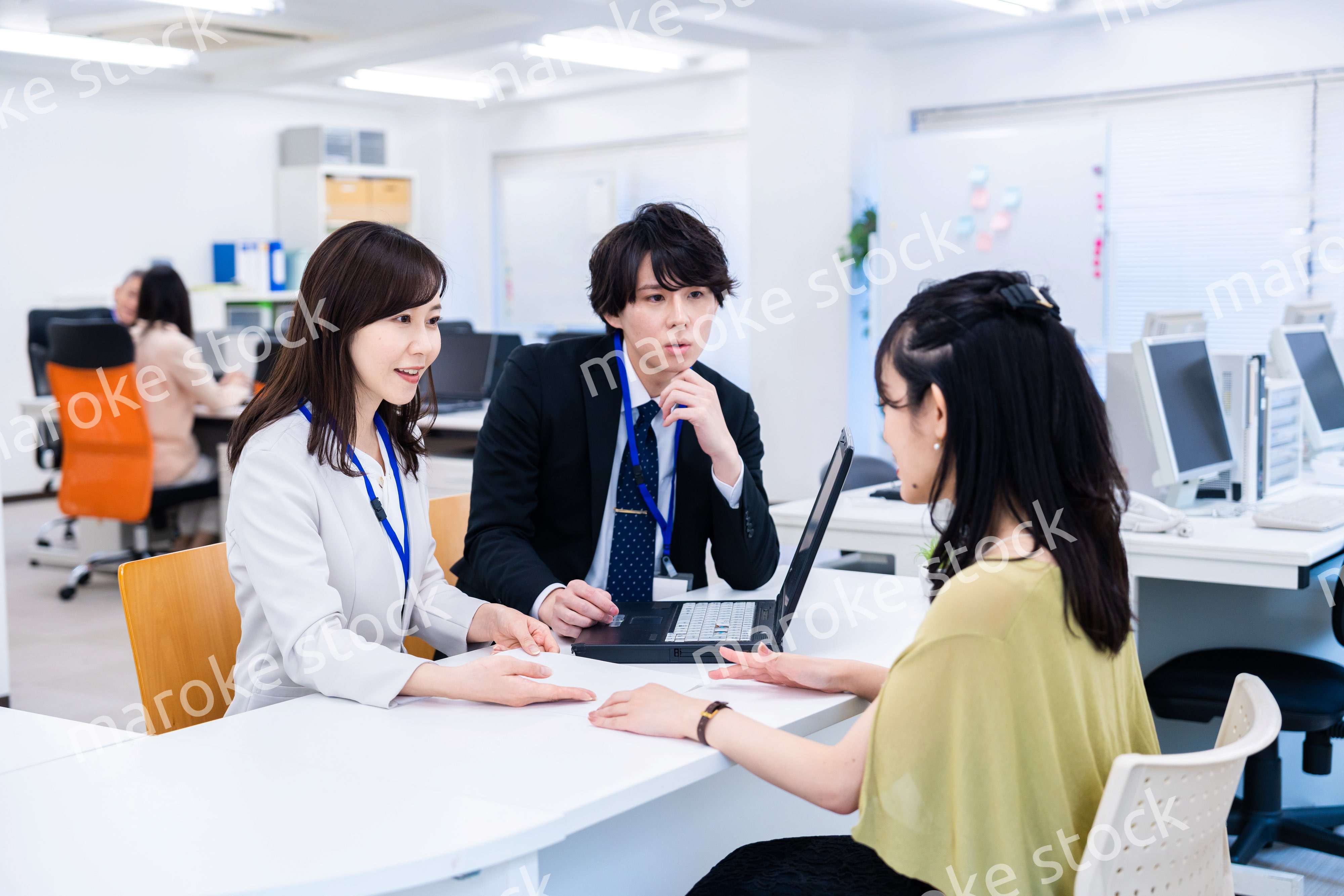 オフィスで窓口業務をするスタッフ