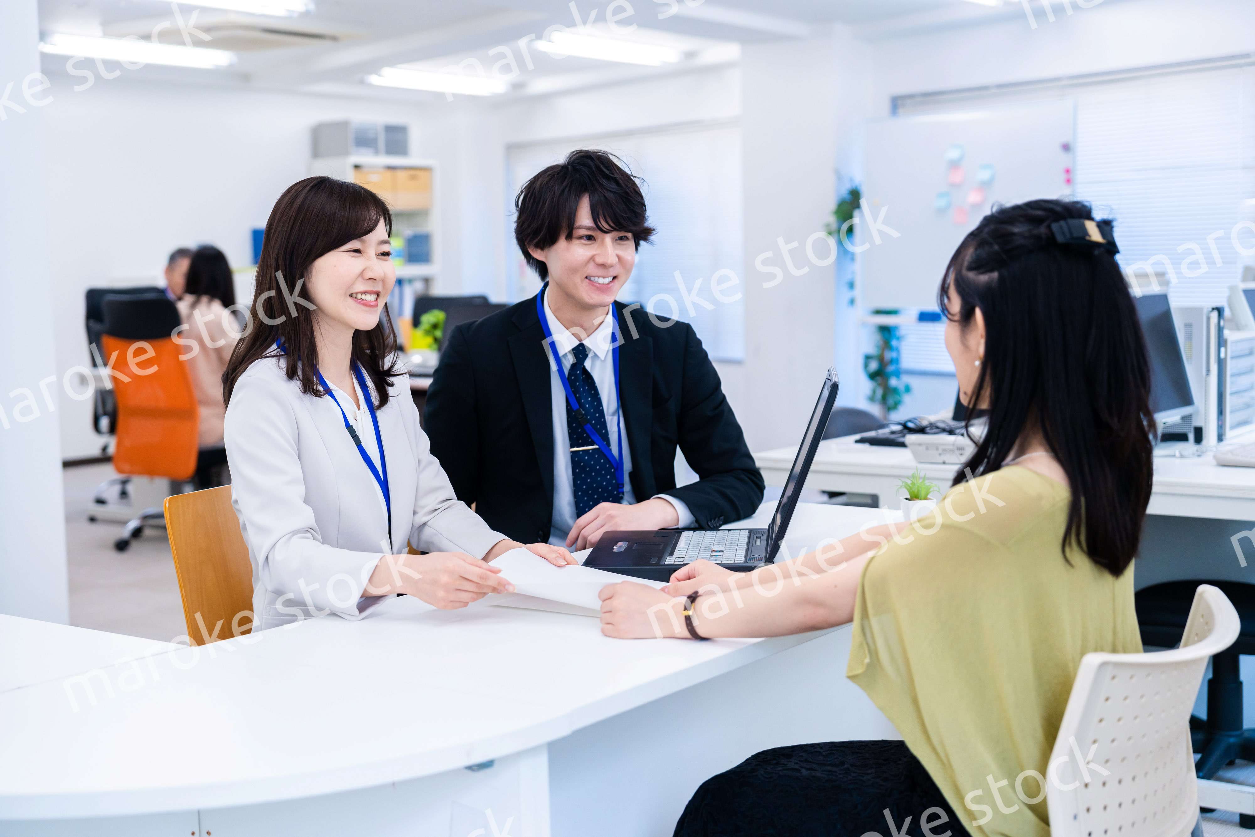 オフィスで窓口業務をするスタッフ