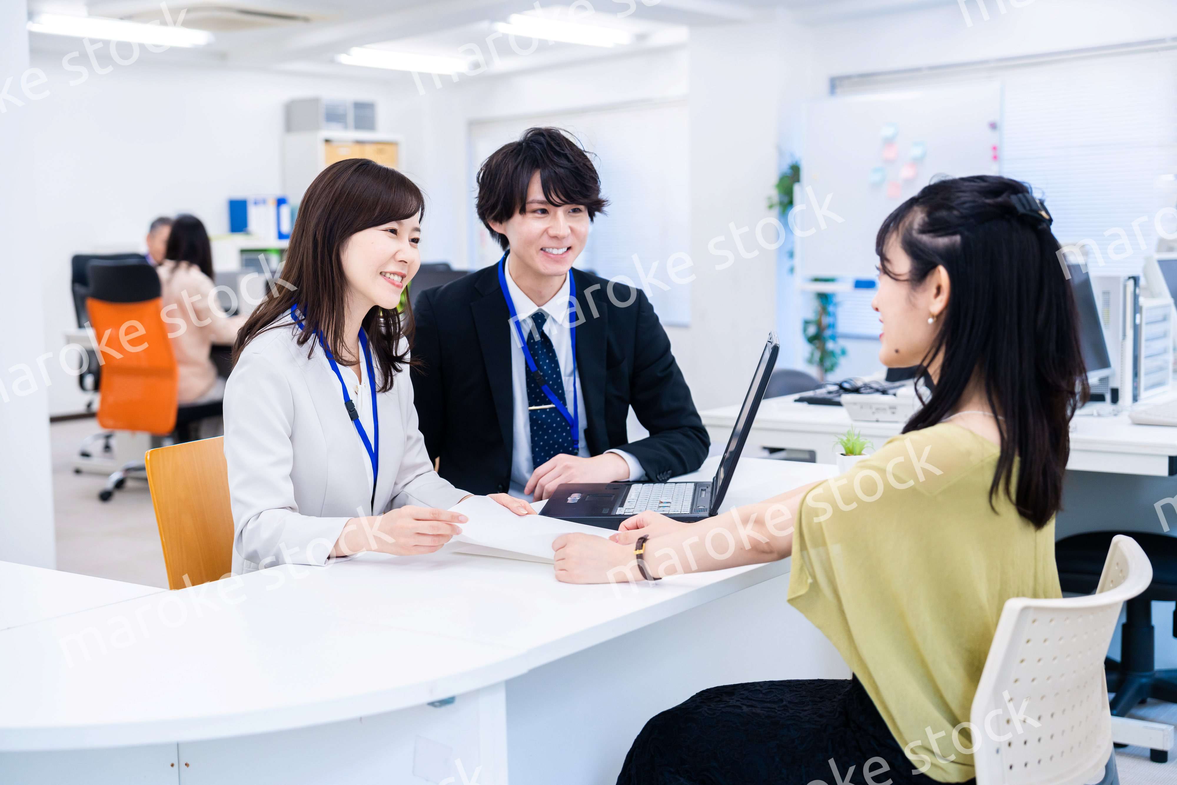 オフィスで窓口業務をするスタッフ