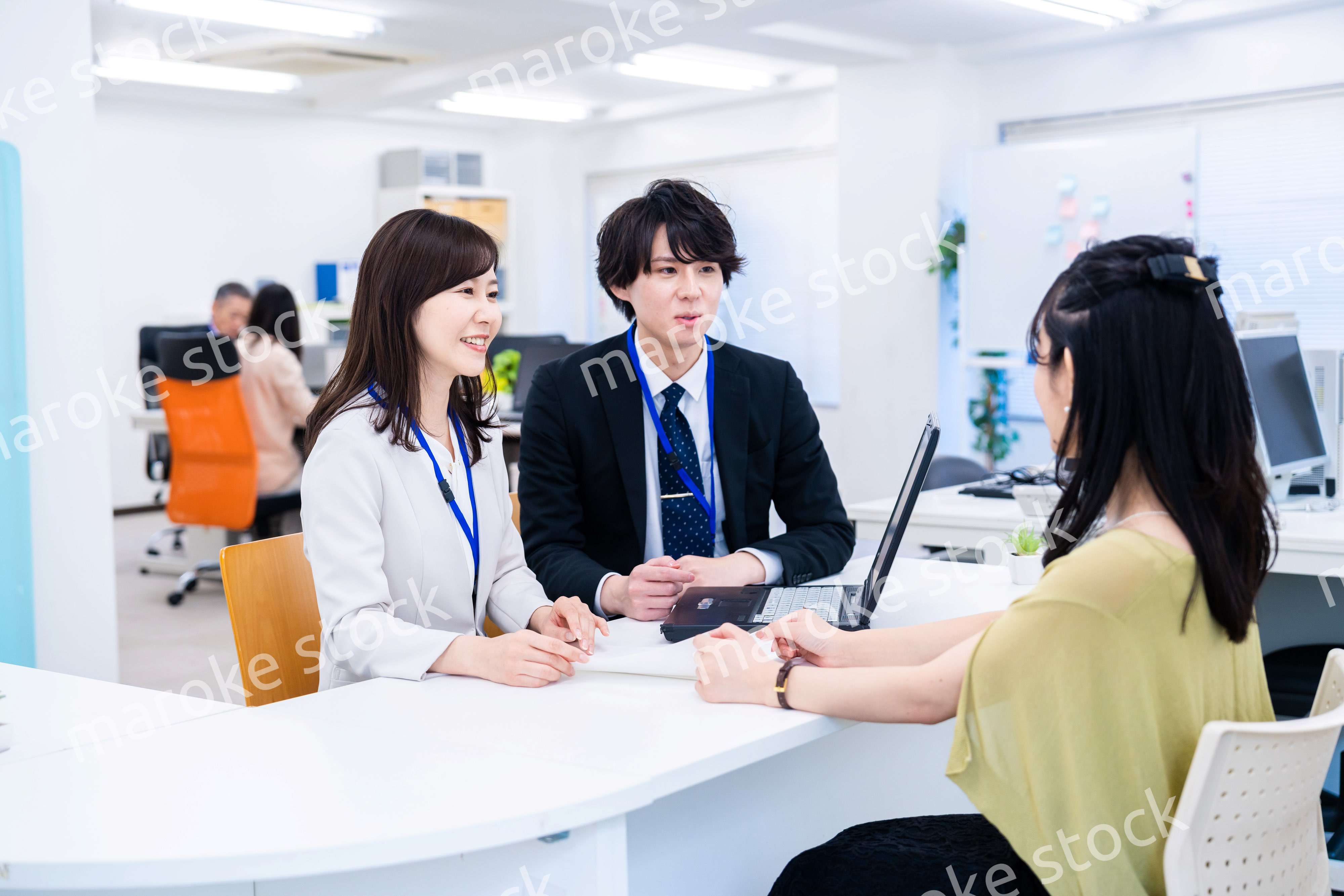 オフィスで窓口業務をするスタッフ