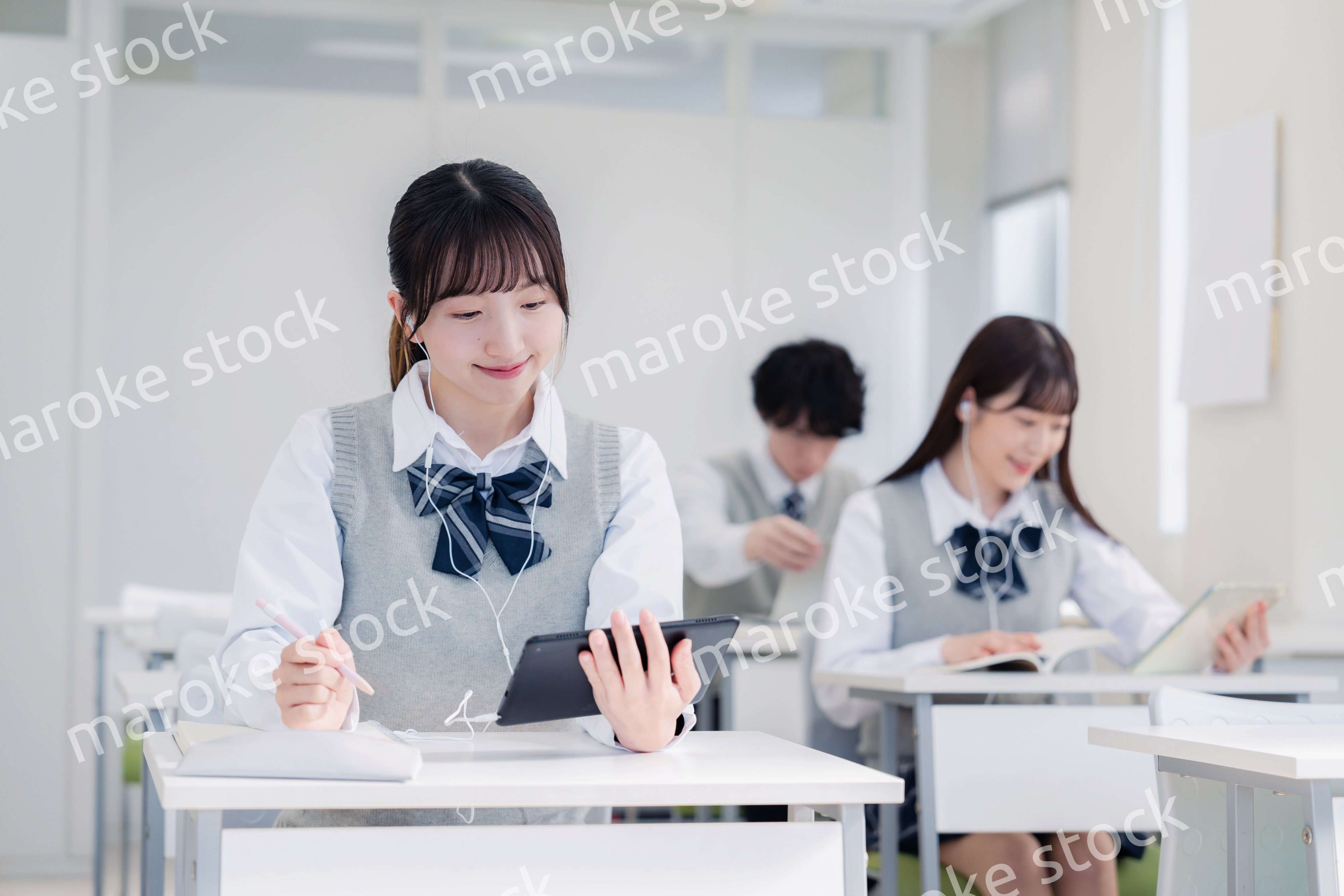 タブレット端末で授業を受ける高校生