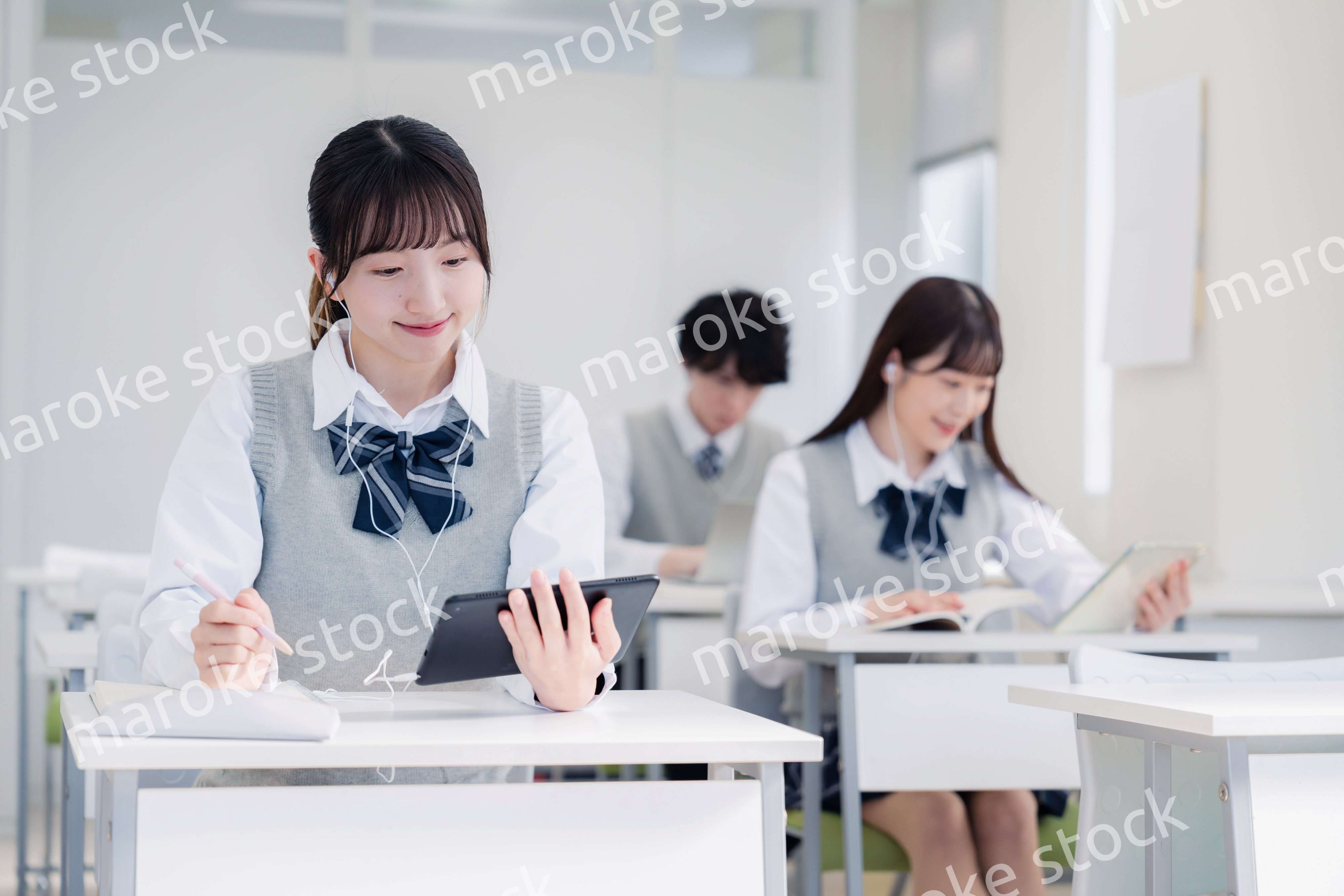 タブレット端末で授業を受ける高校生