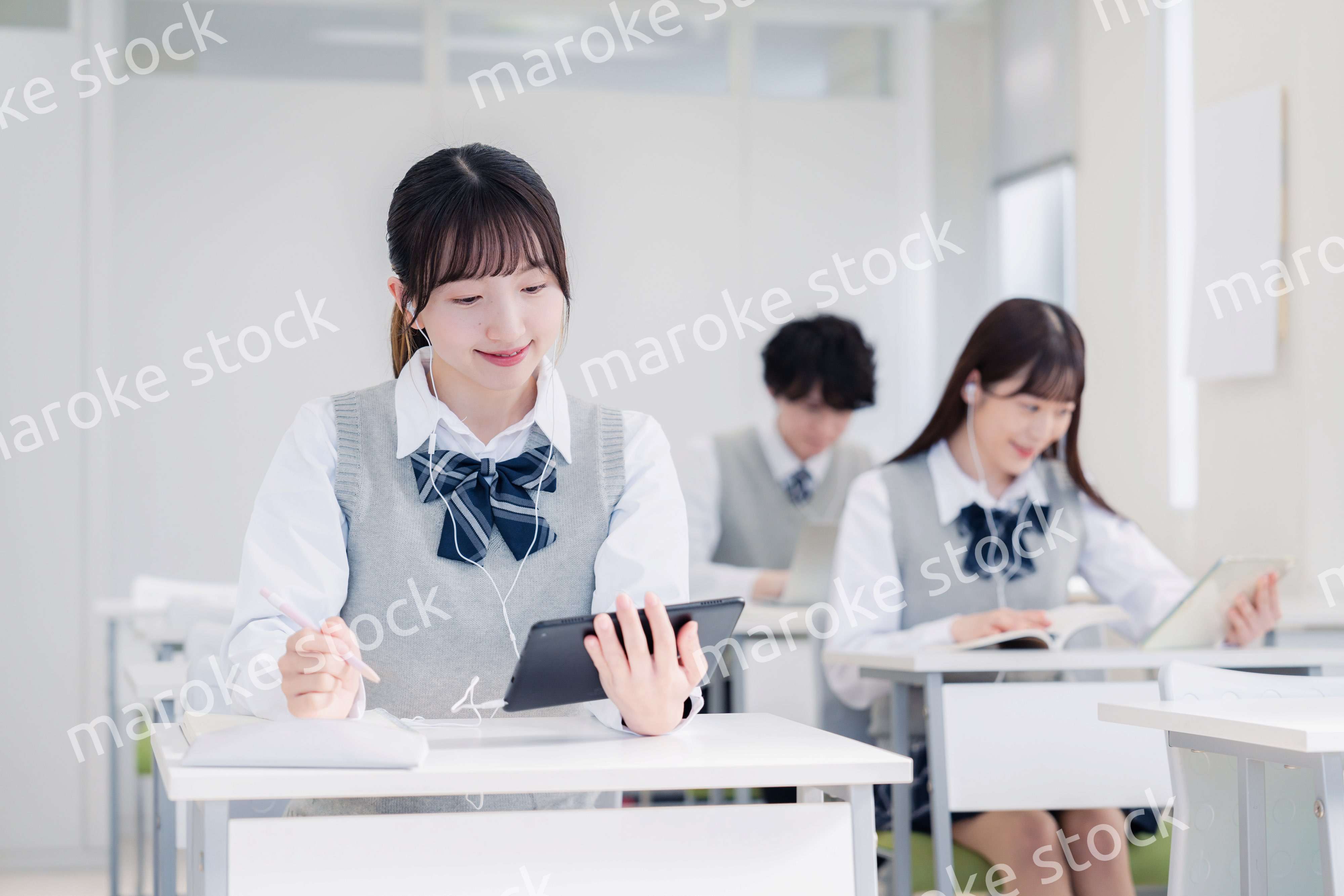 タブレット端末で授業を受ける高校生