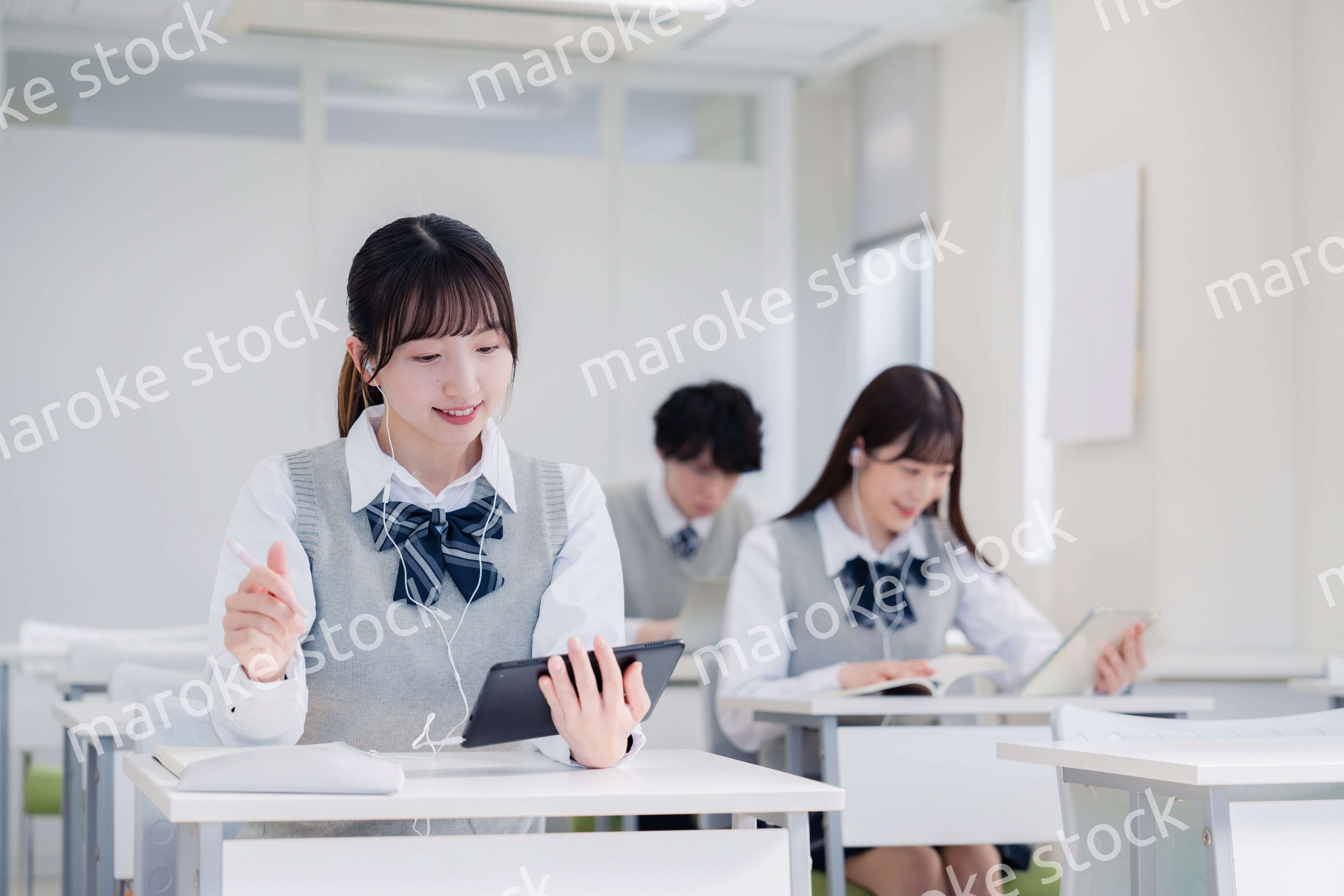 タブレット端末で授業を受ける高校生