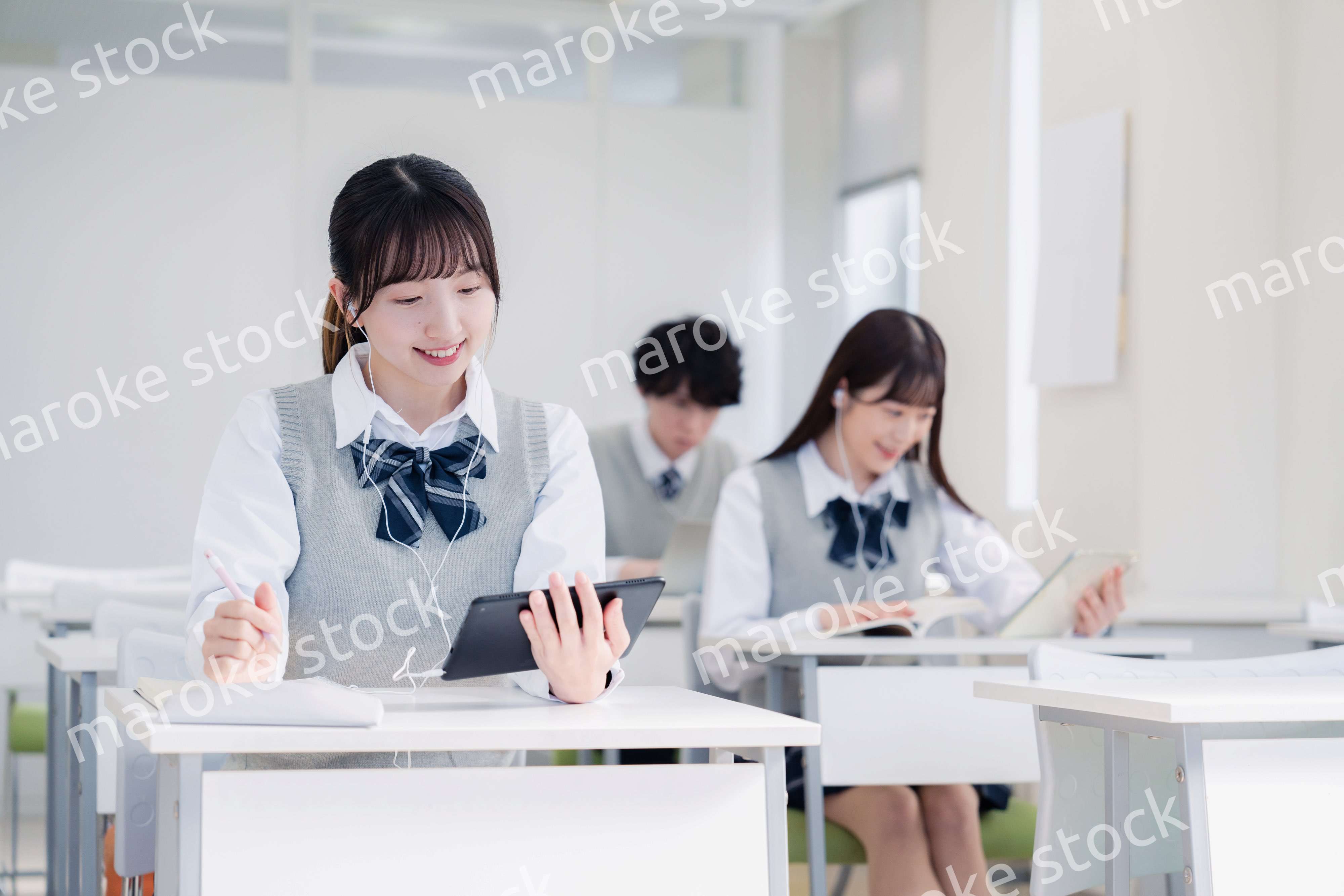 タブレット端末で授業を受ける高校生
