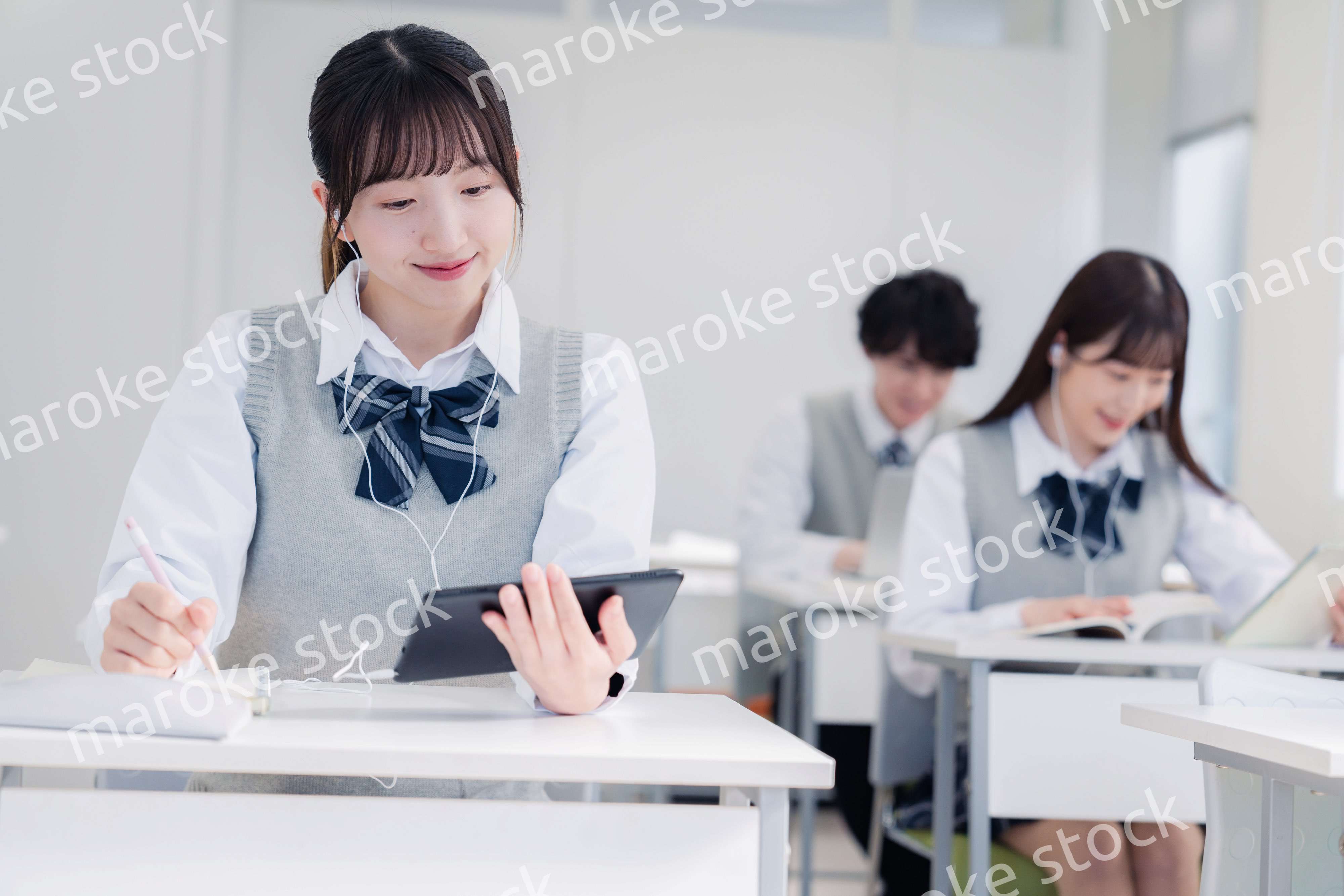 タブレット端末で授業を受ける高校生