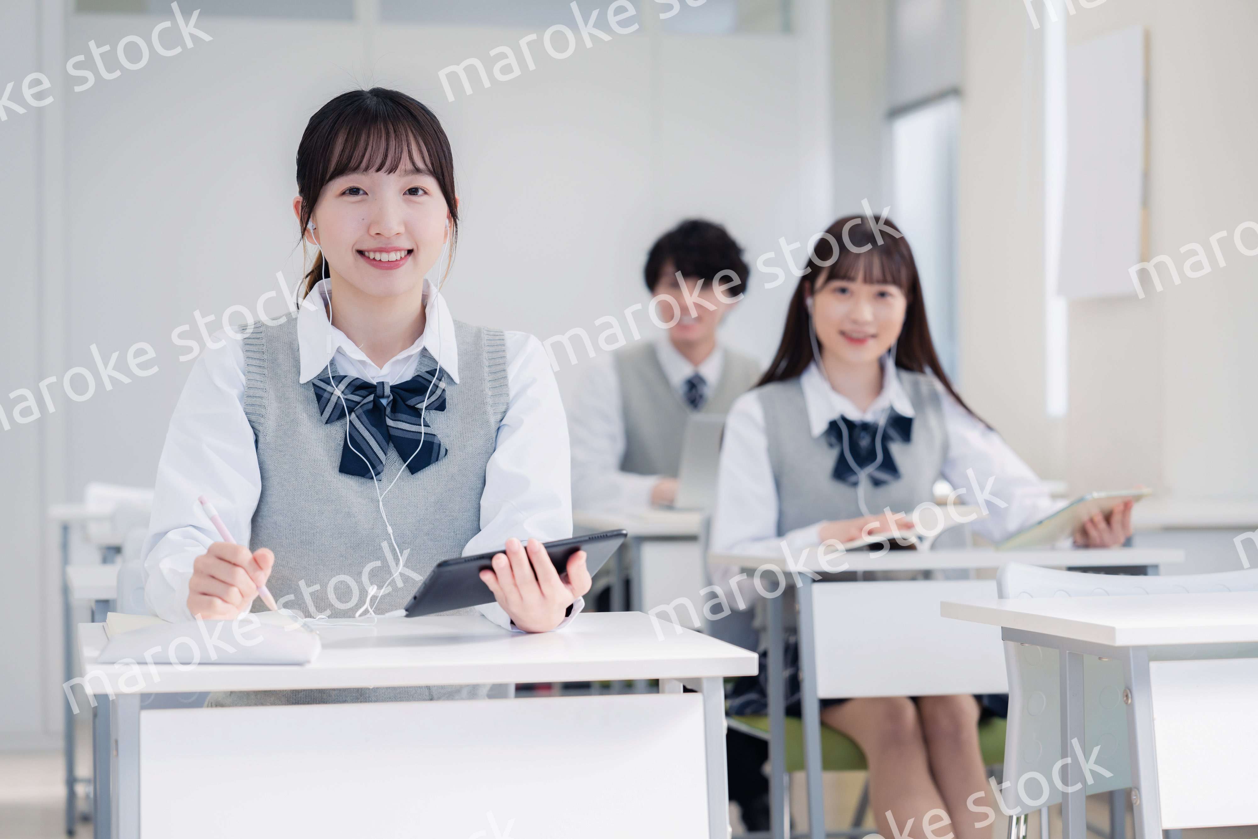 タブレット端末で授業を受ける高校生