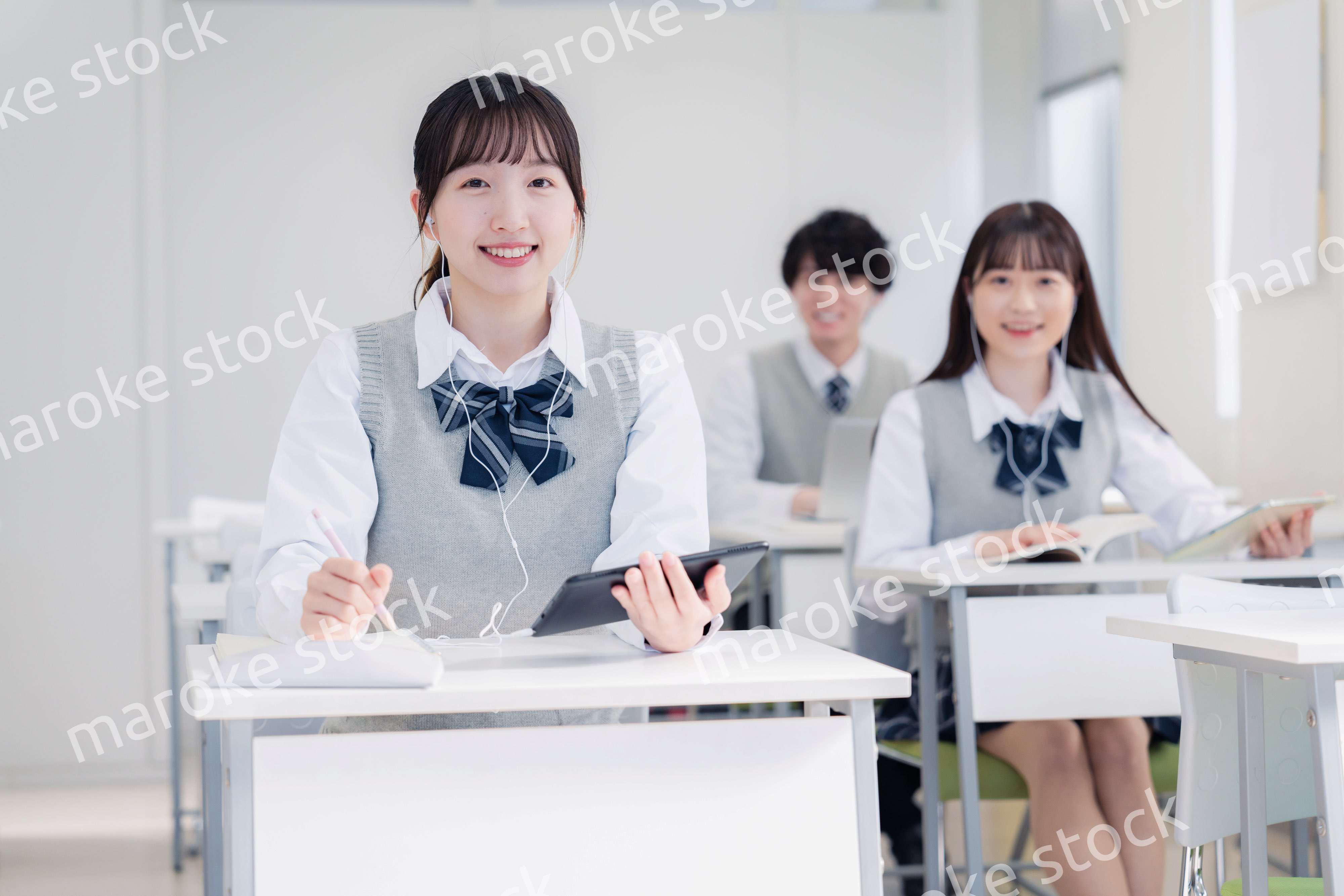 タブレット端末で授業を受ける高校生