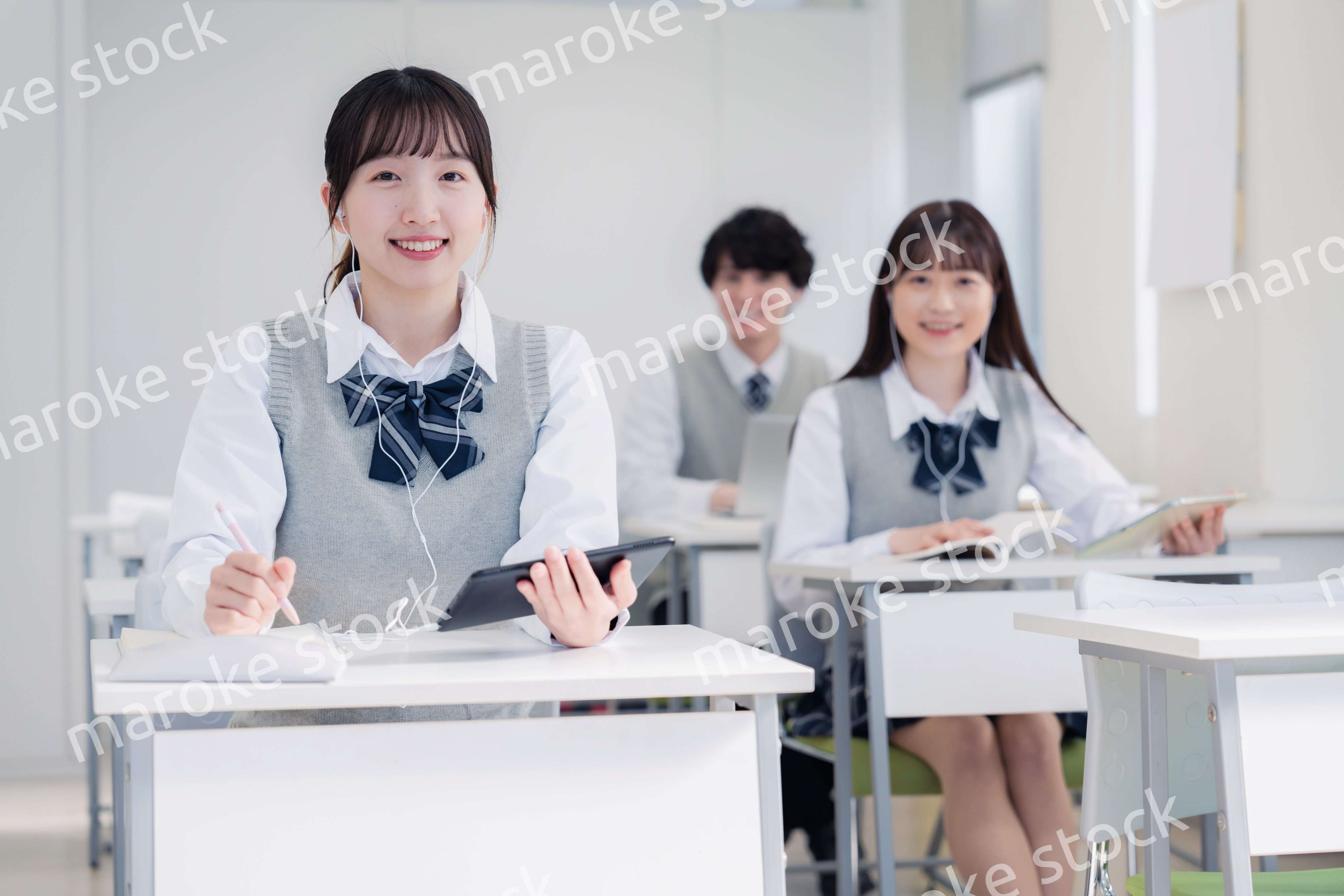 タブレット端末で授業を受ける高校生