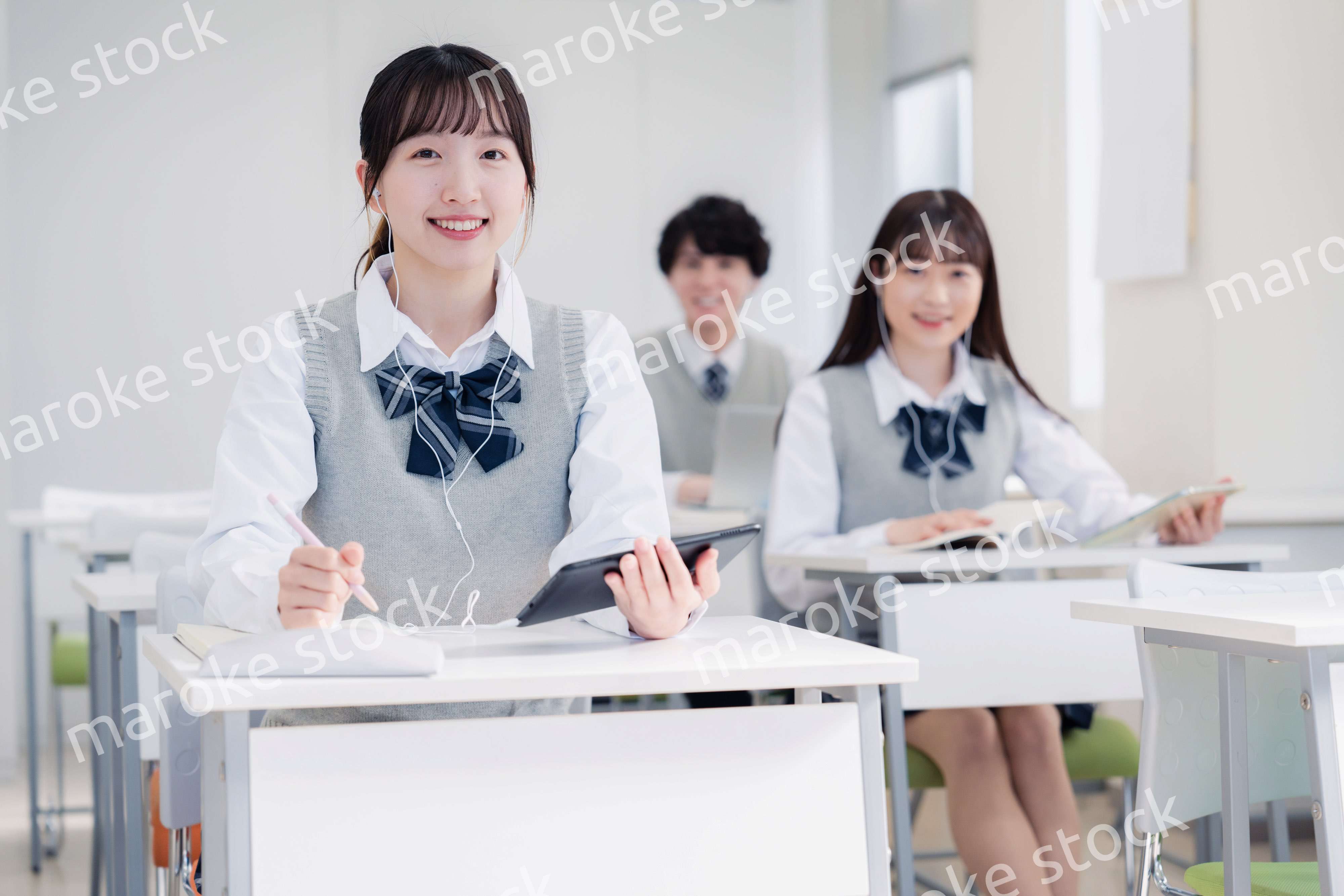 タブレット端末で授業を受ける高校生