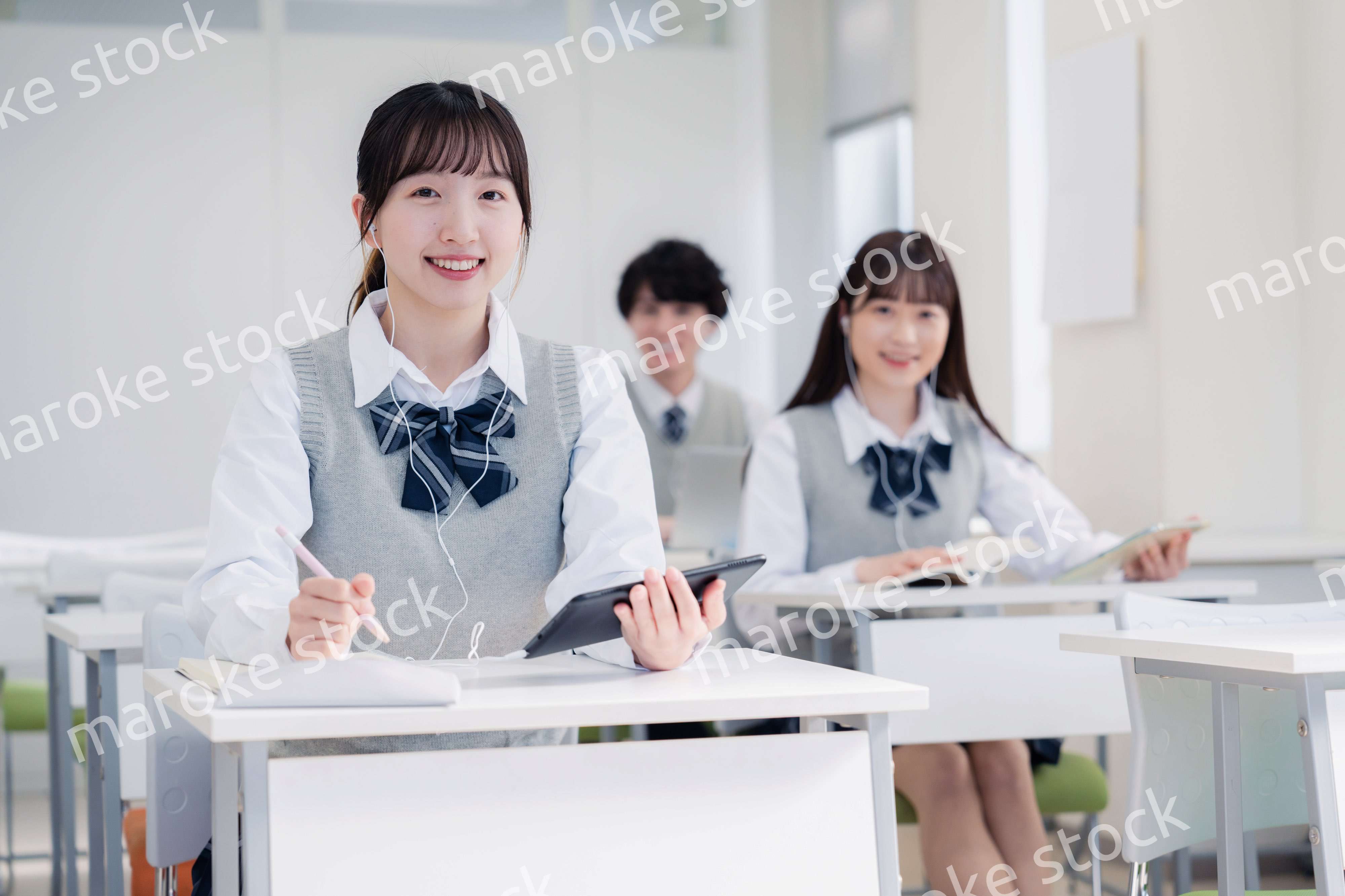 タブレット端末で授業を受ける高校生