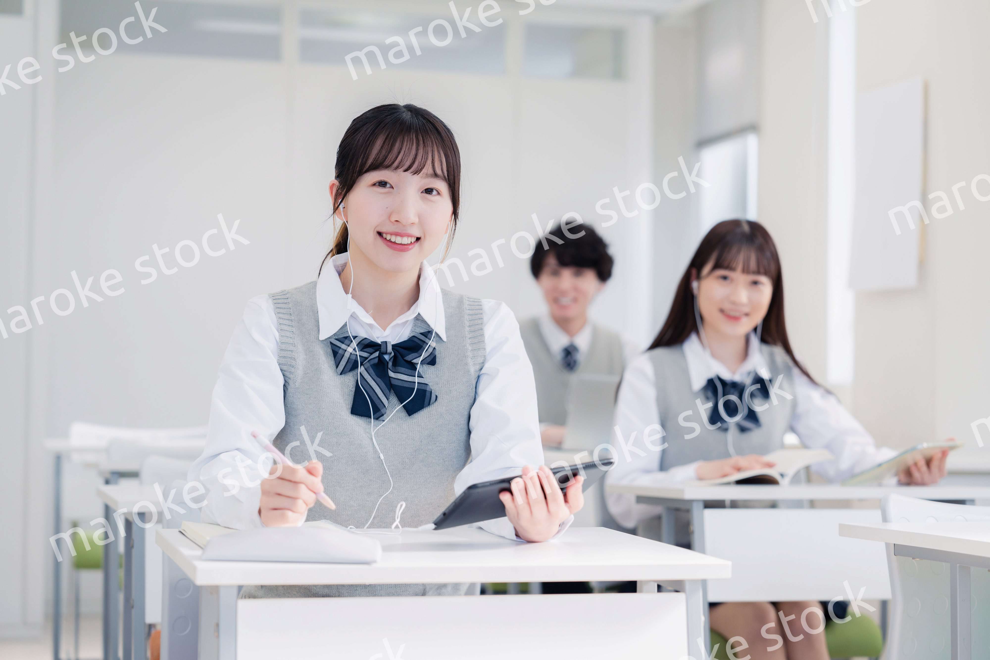 タブレット端末で授業を受ける高校生