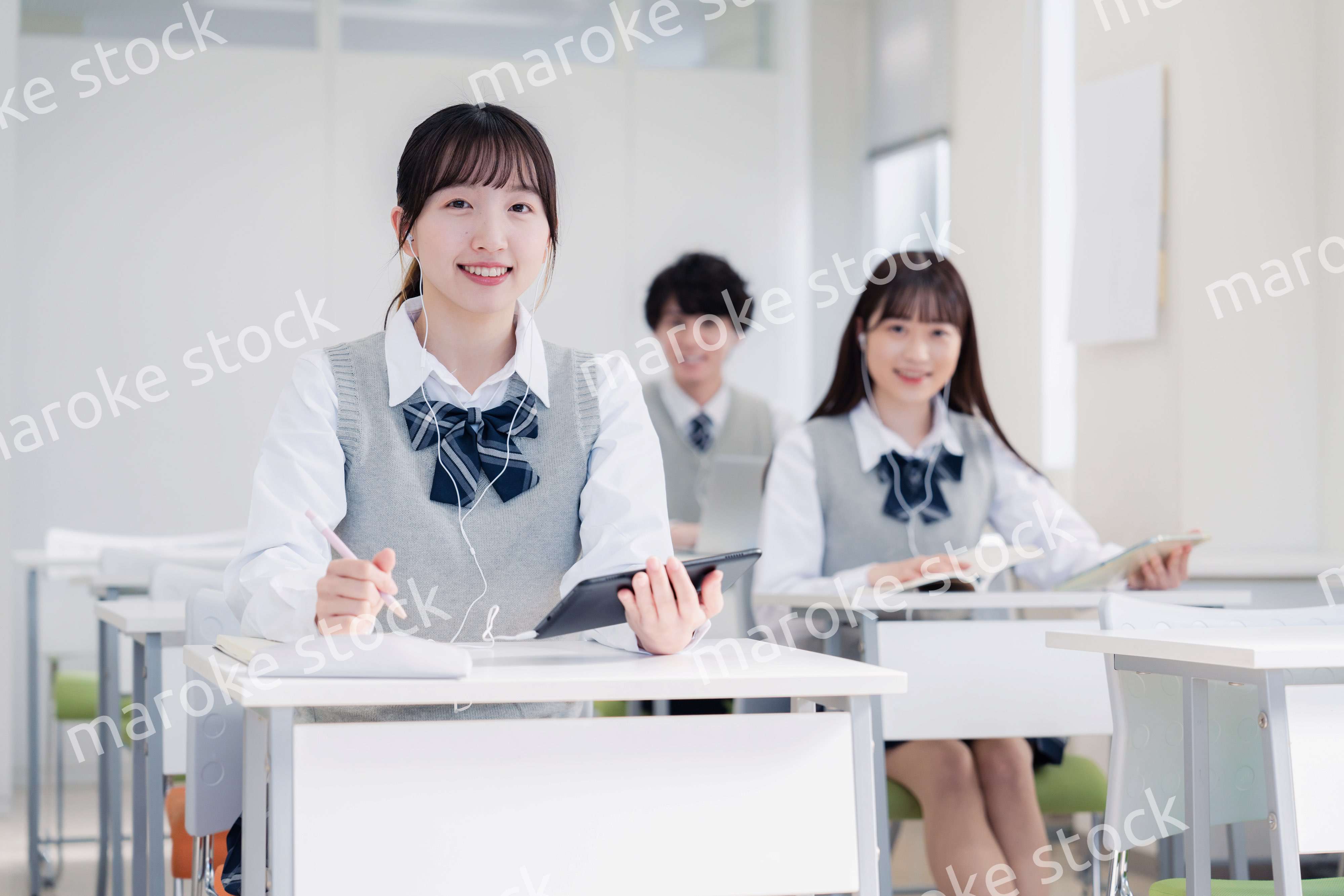 タブレット端末で授業を受ける高校生