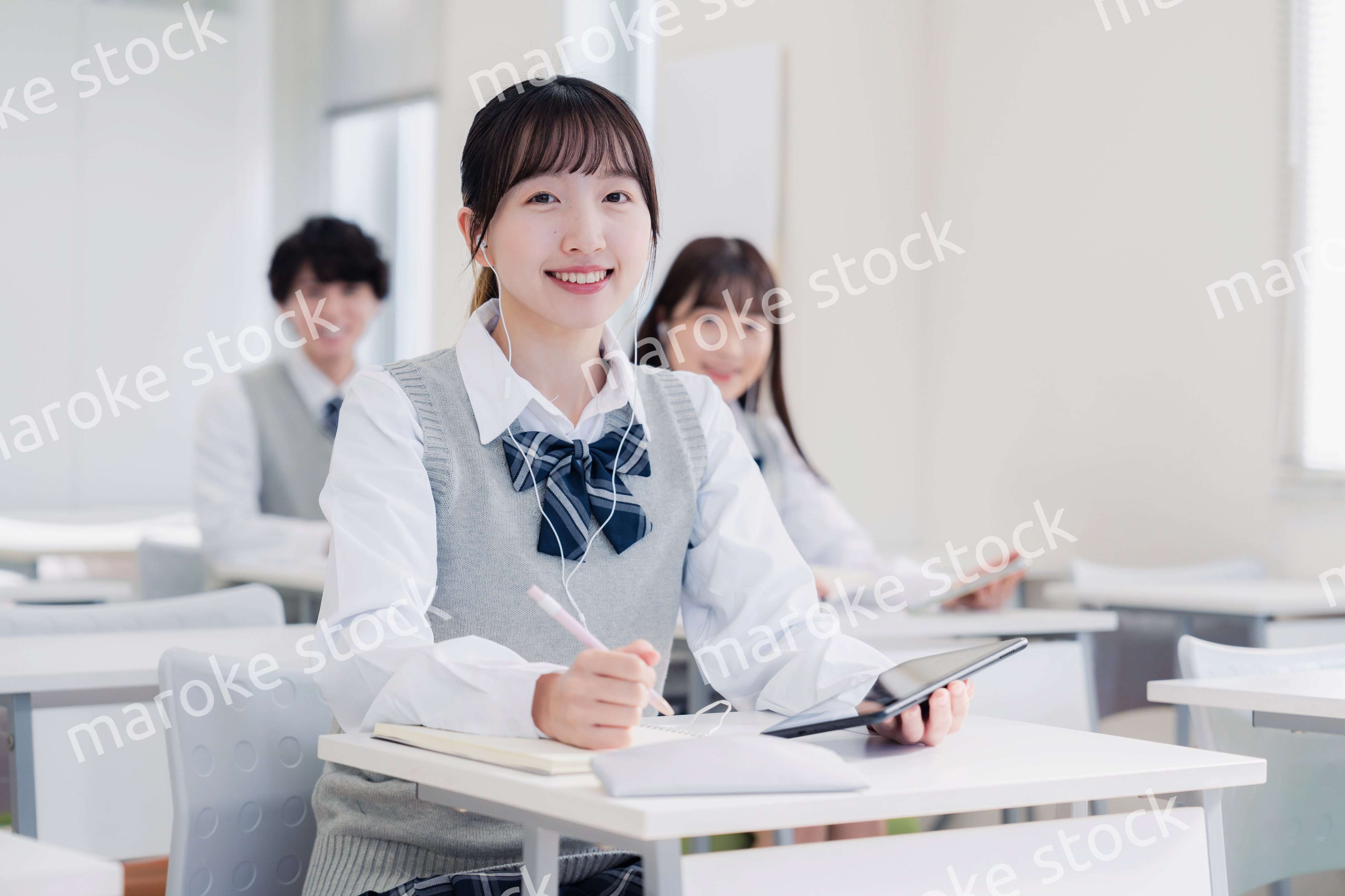 タブレット端末で授業を受ける高校生