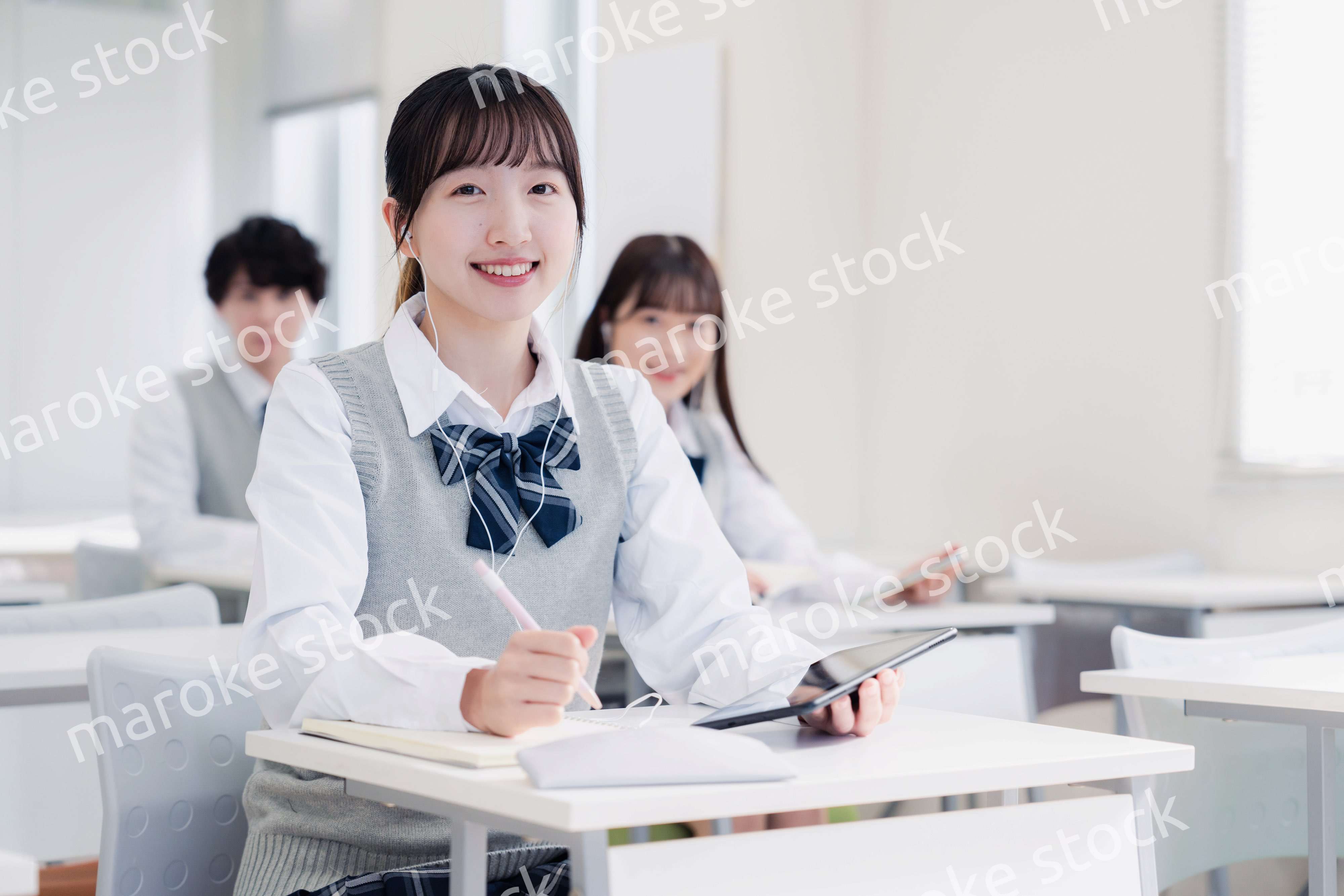 タブレット端末で授業を受ける高校生