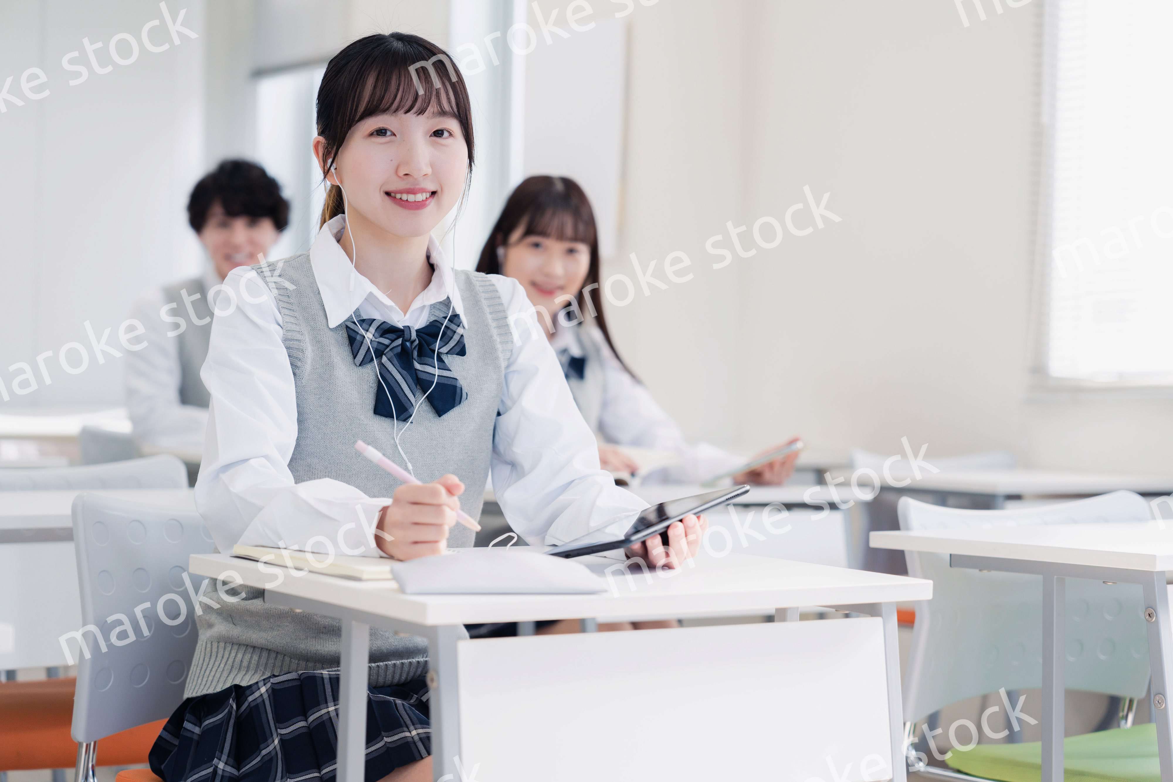 タブレット端末で授業を受ける高校生