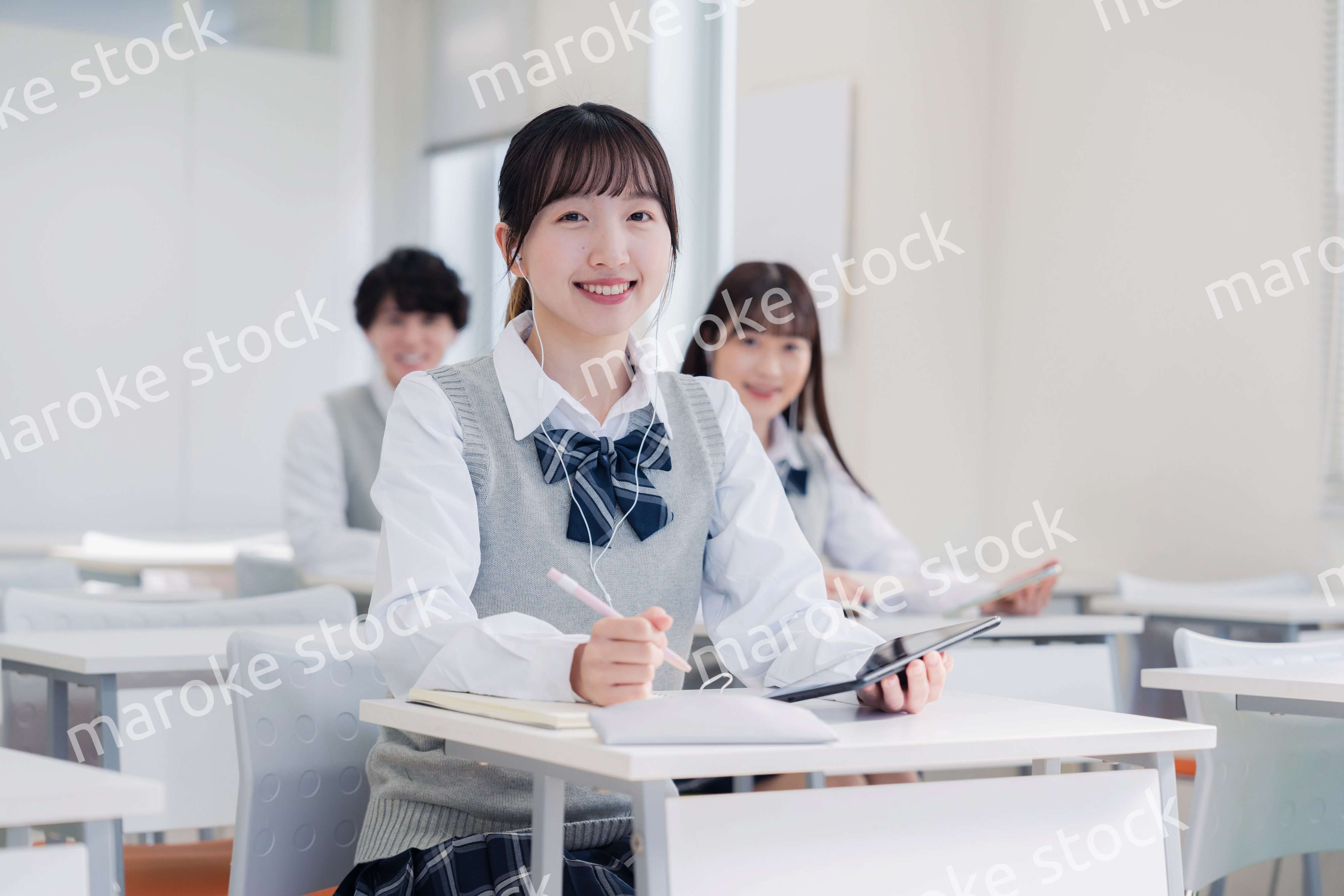 タブレット端末で授業を受ける高校生