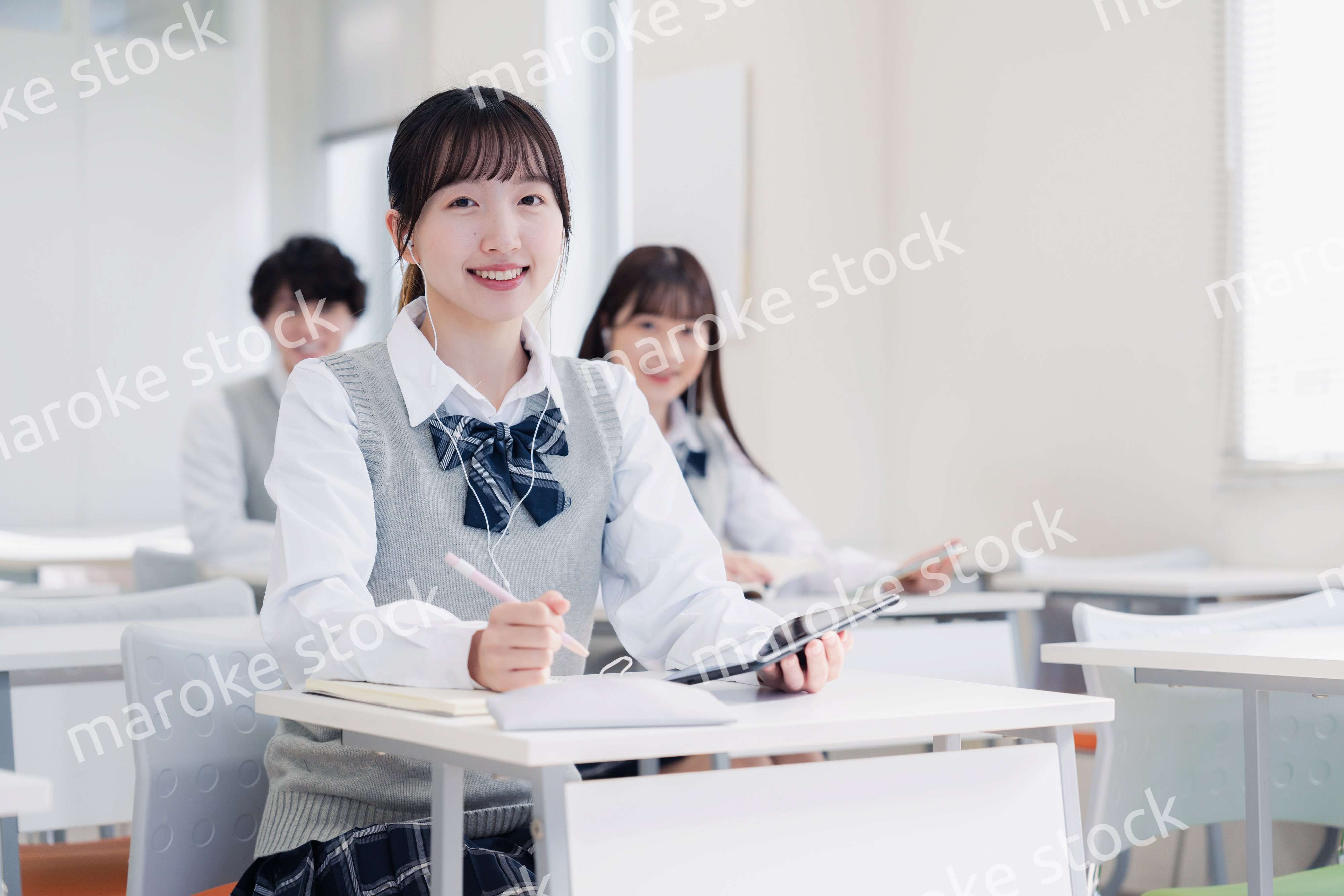 タブレット端末で授業を受ける高校生