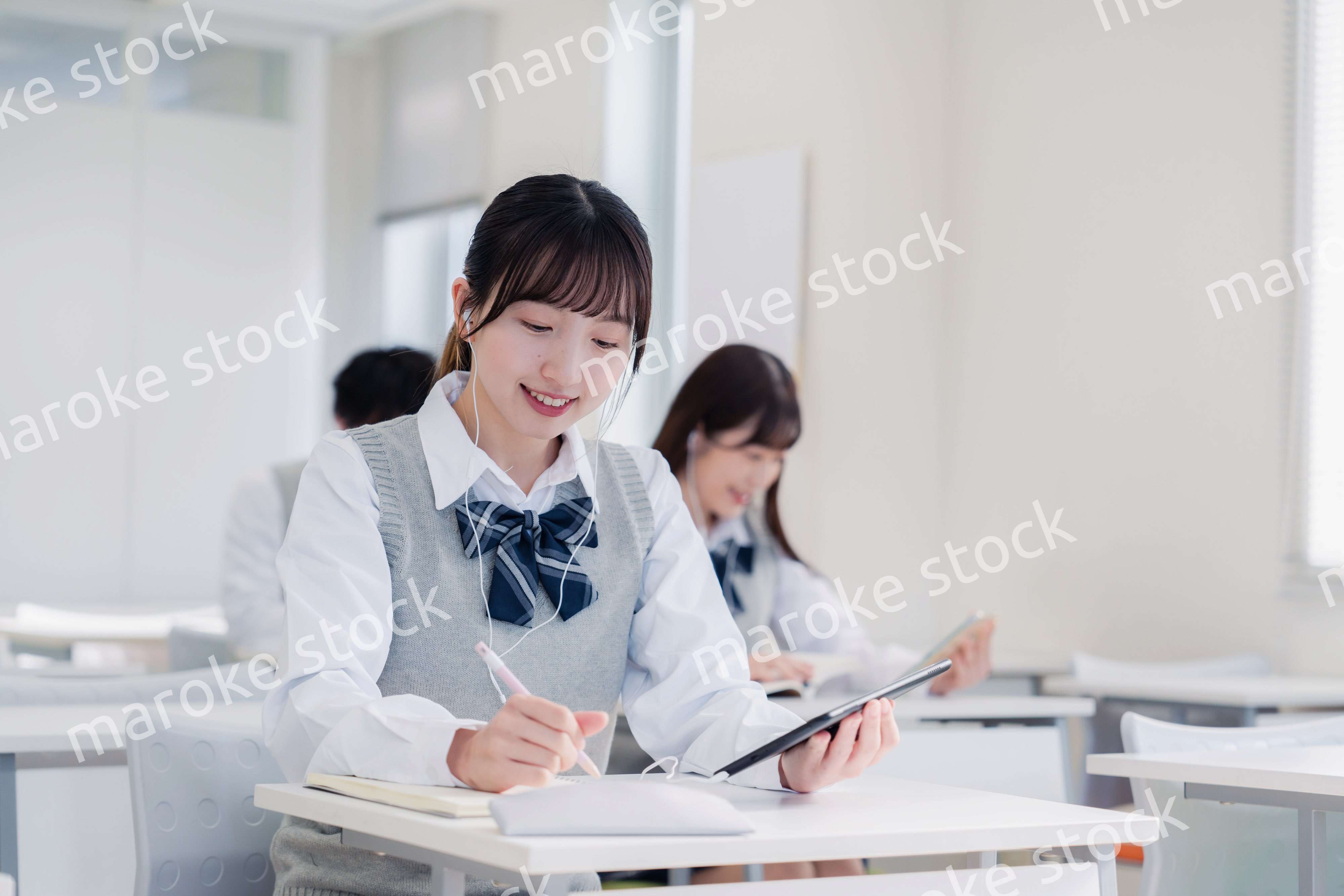 タブレット端末で授業を受ける高校生
