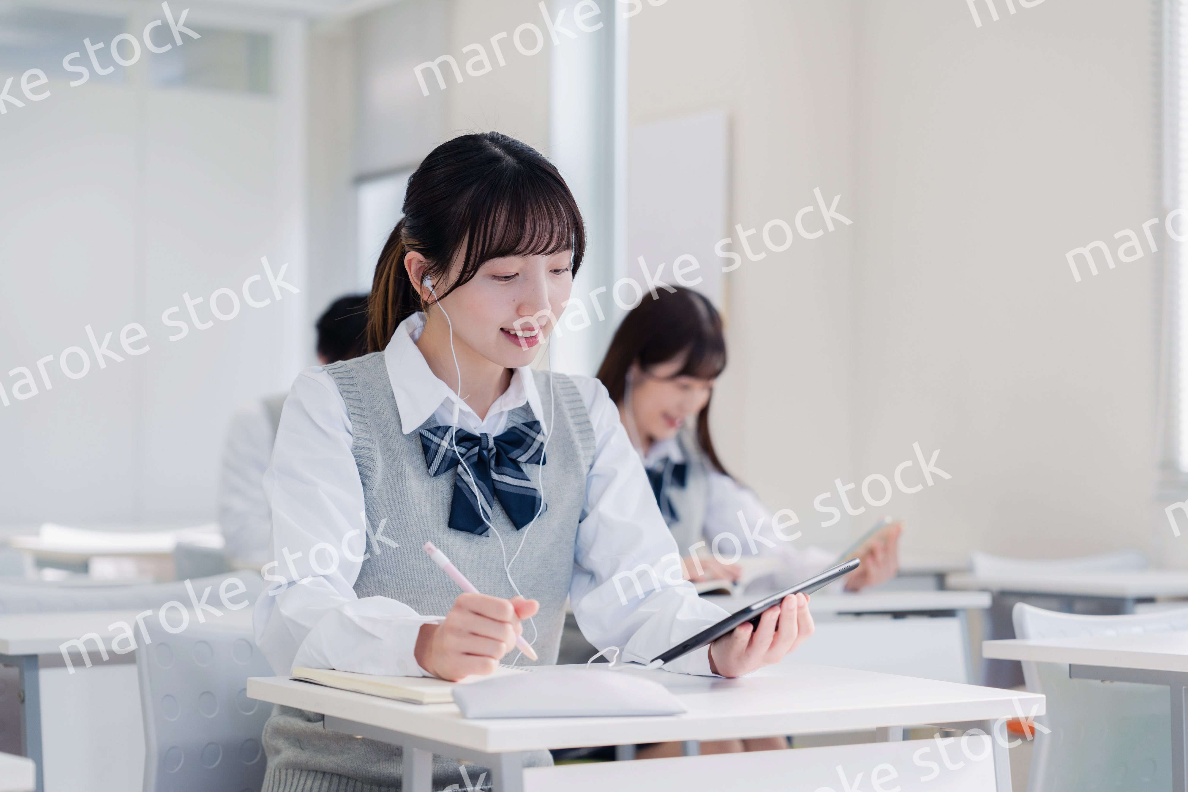 タブレット端末で授業を受ける高校生