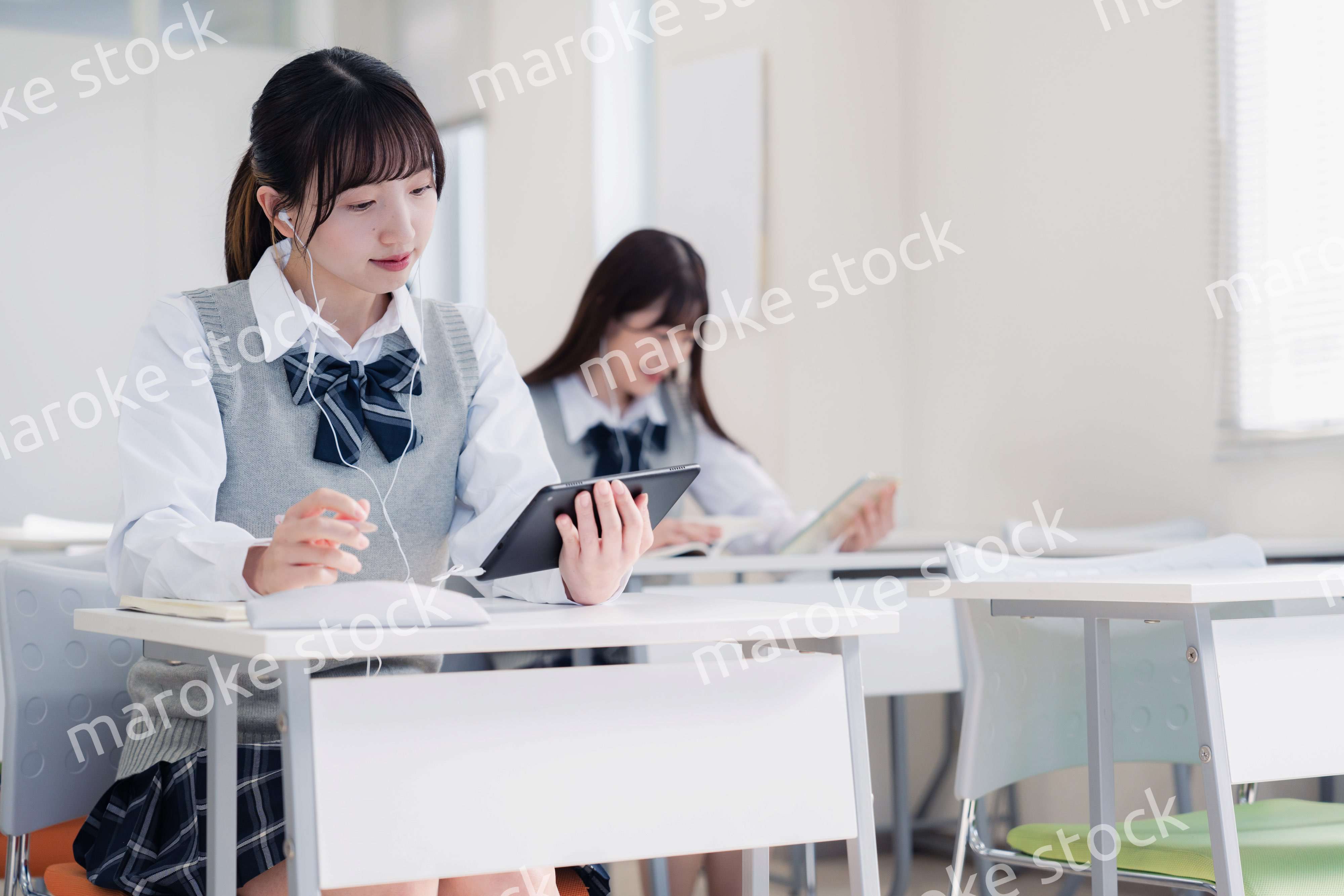 タブレット端末で授業を受ける高校生