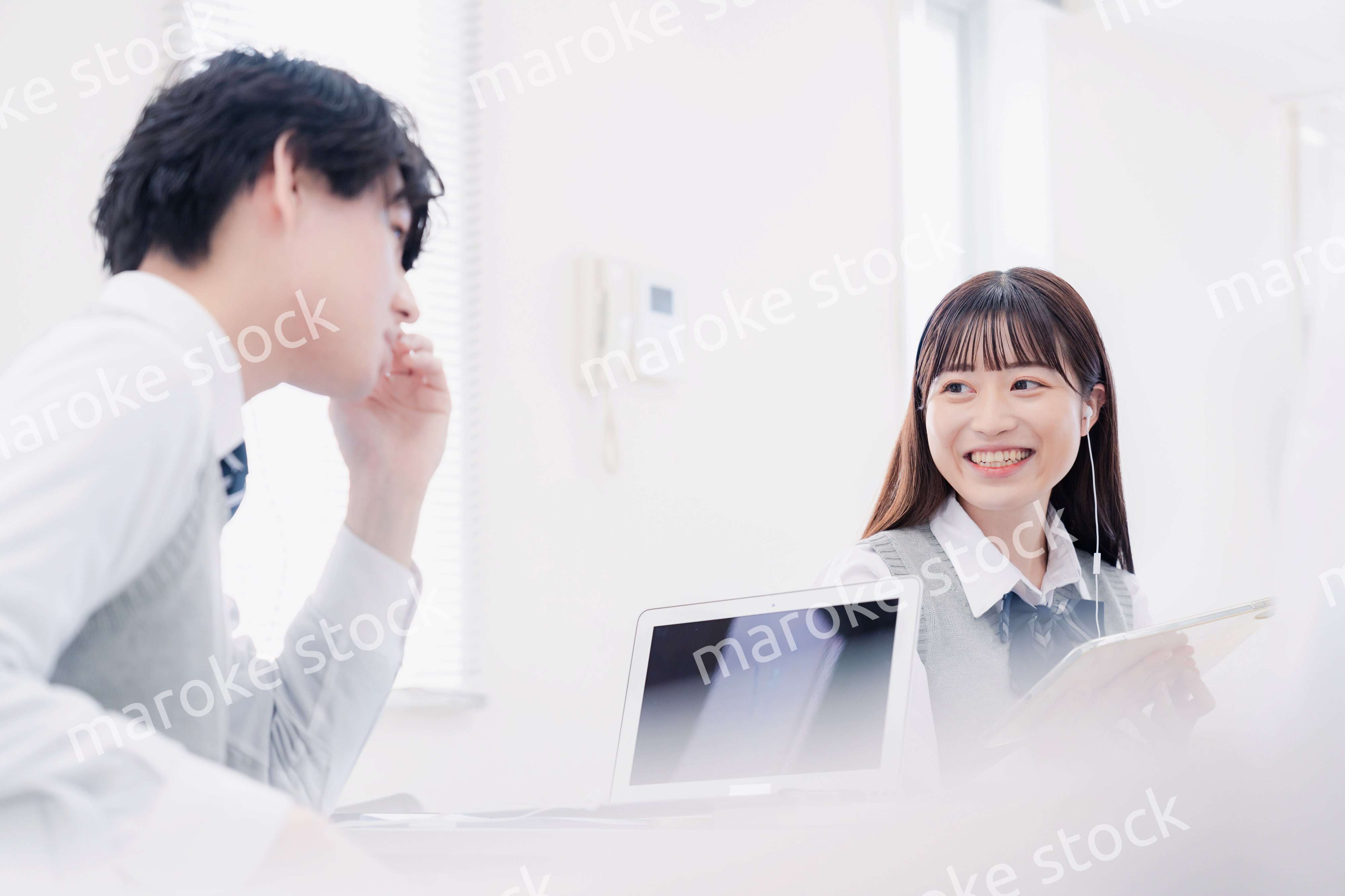 タブレット端末で学習をする高校生