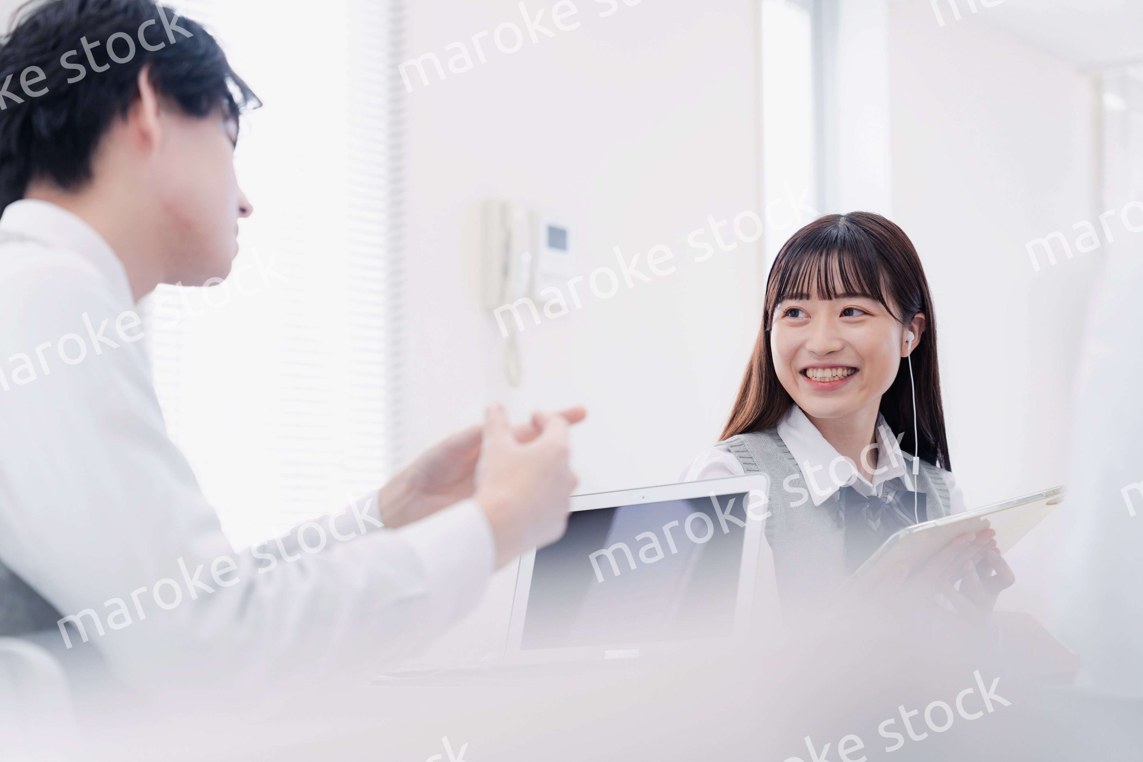 タブレット端末で学習をする高校生