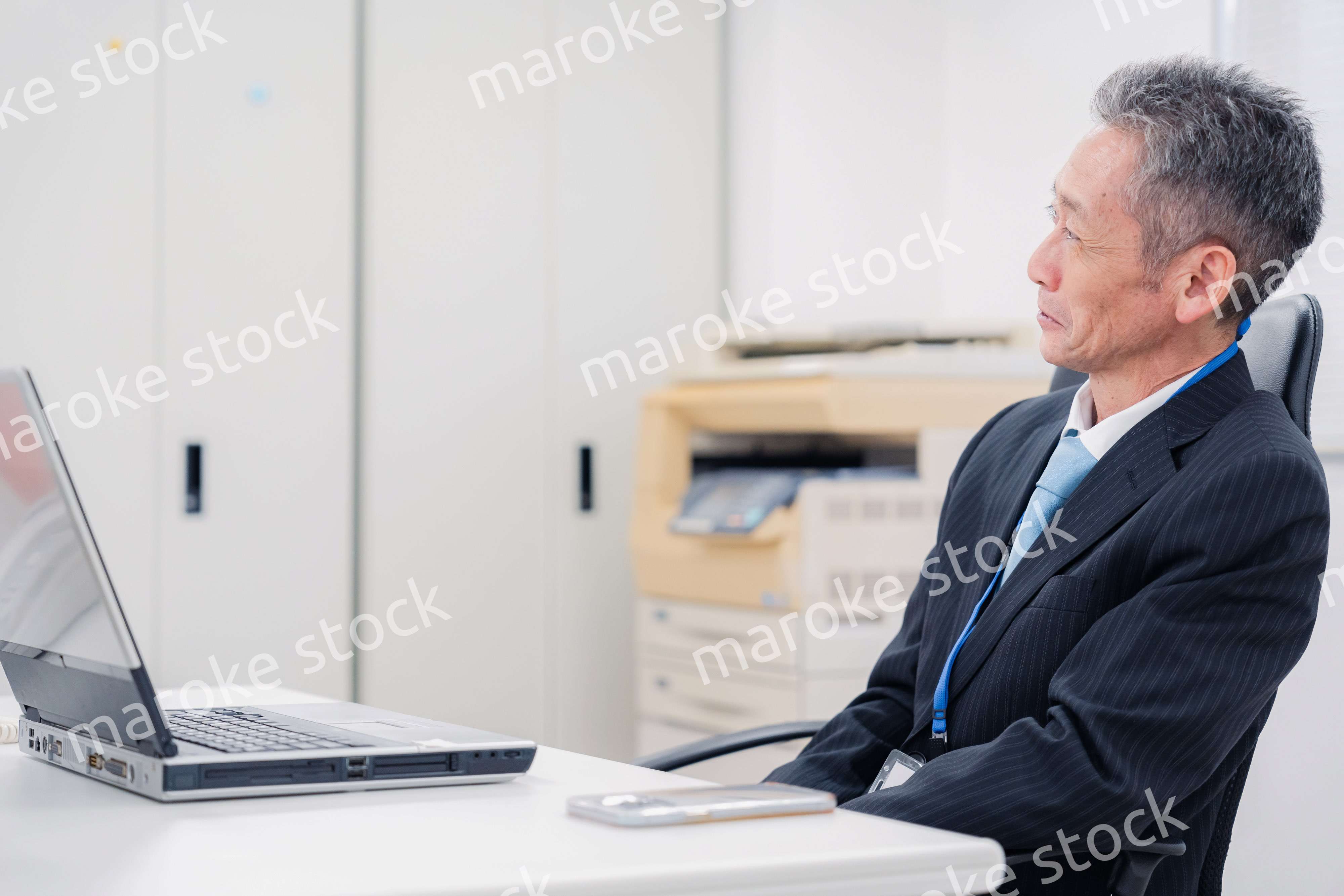 会社で自分の意見を語る管理職の男性