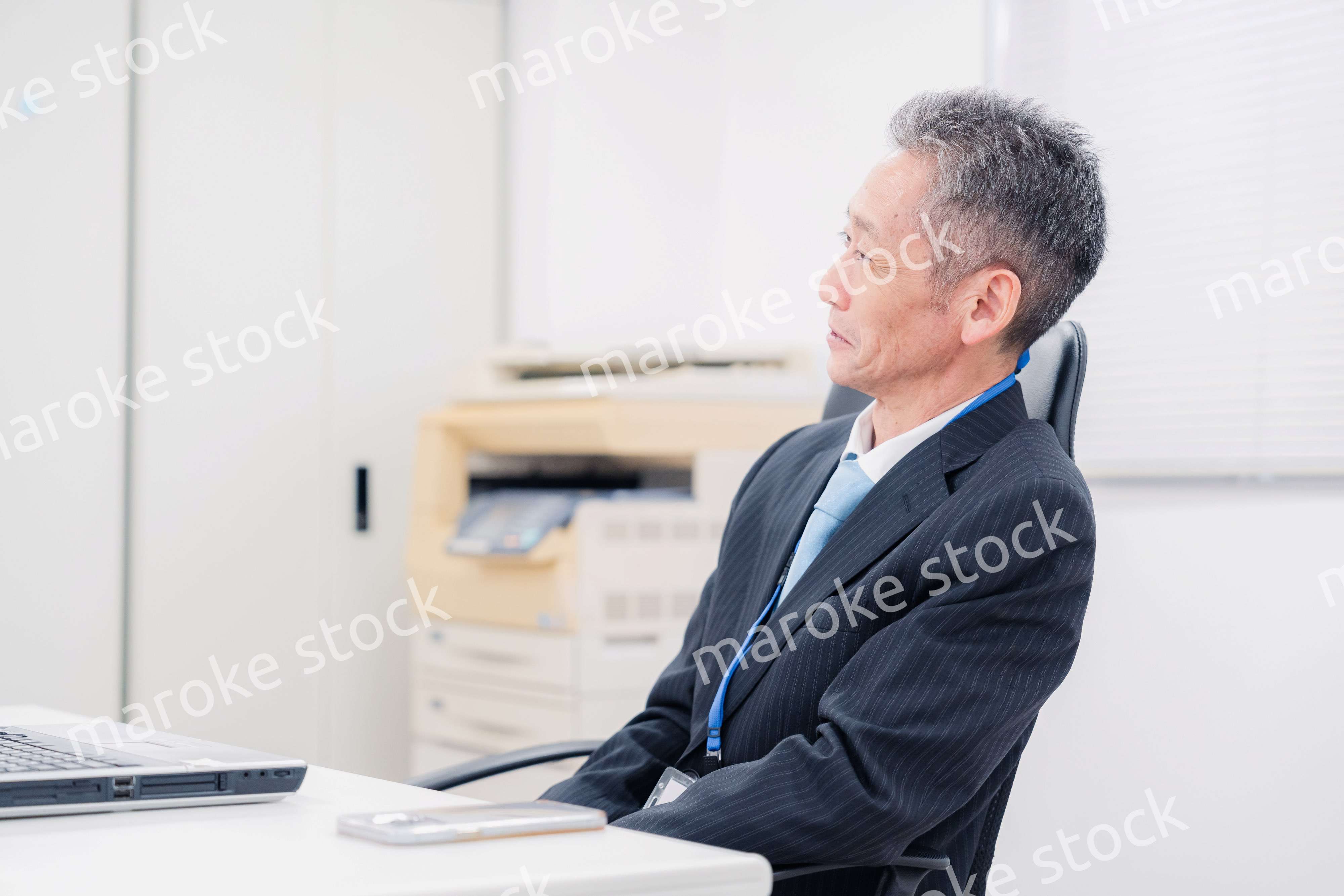 会社で自分の意見を語る管理職の男性