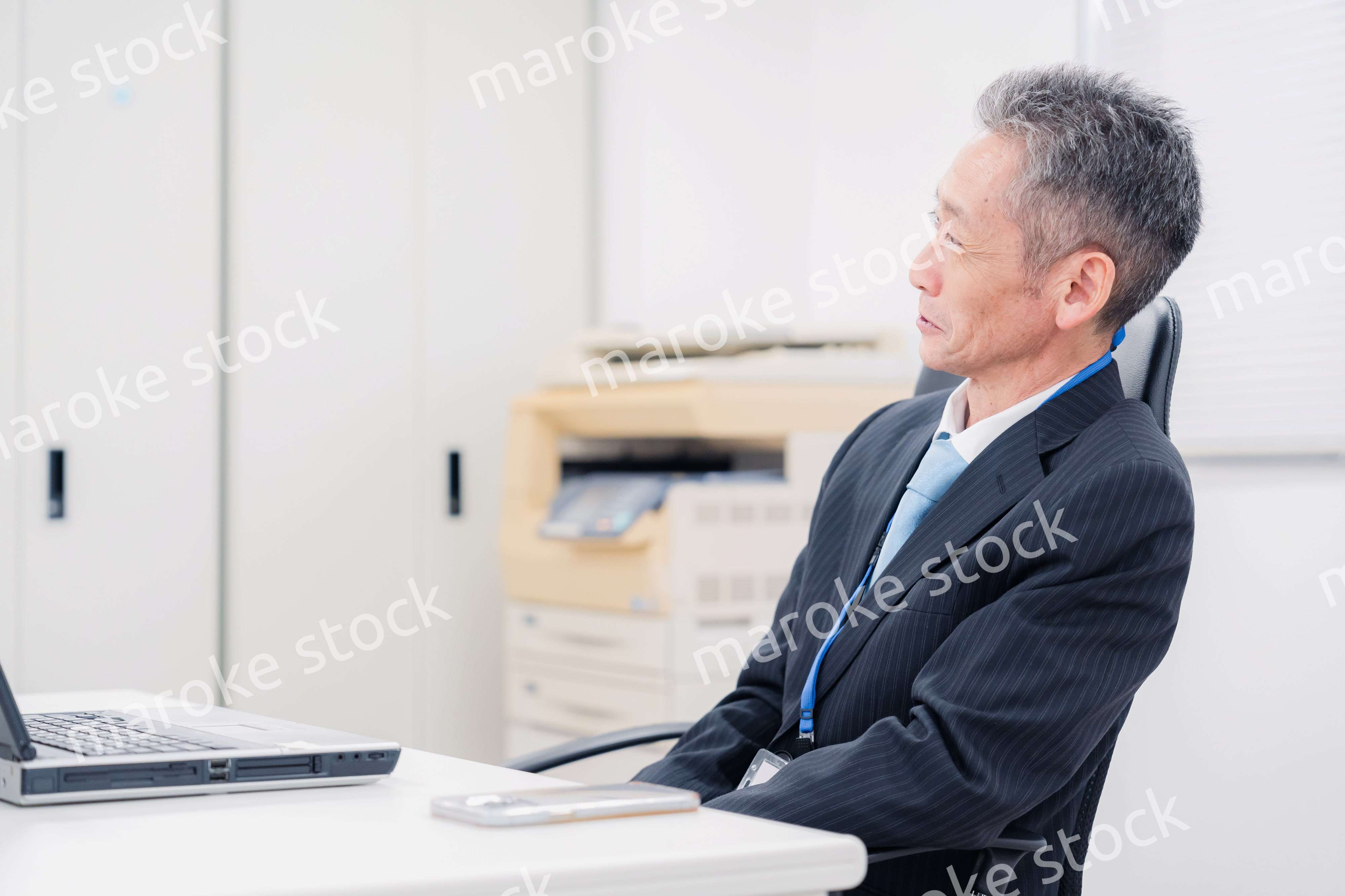 会社で自分の意見を語る管理職の男性