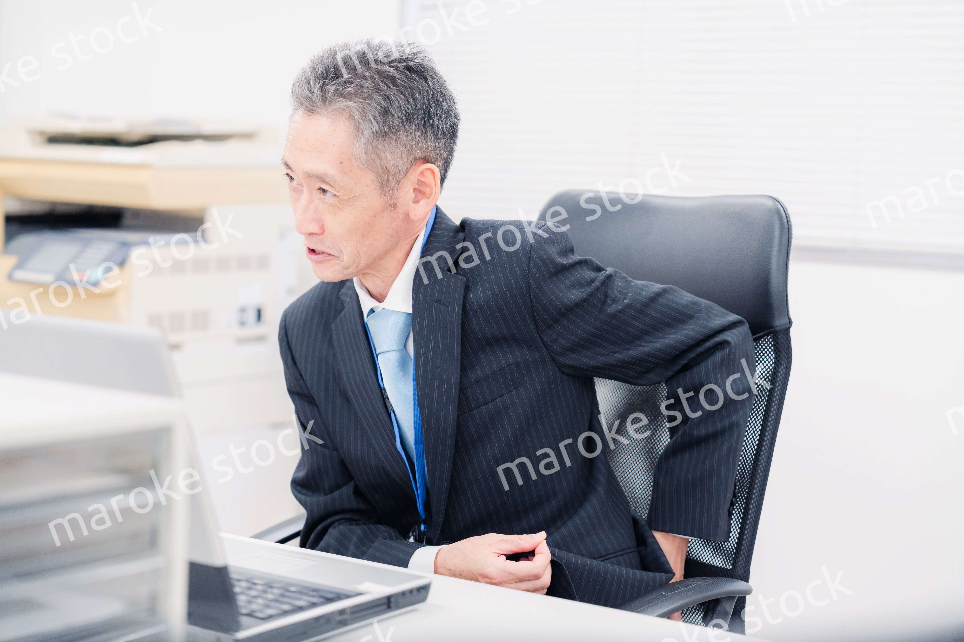 会社で自分の意見を語る管理職の男性