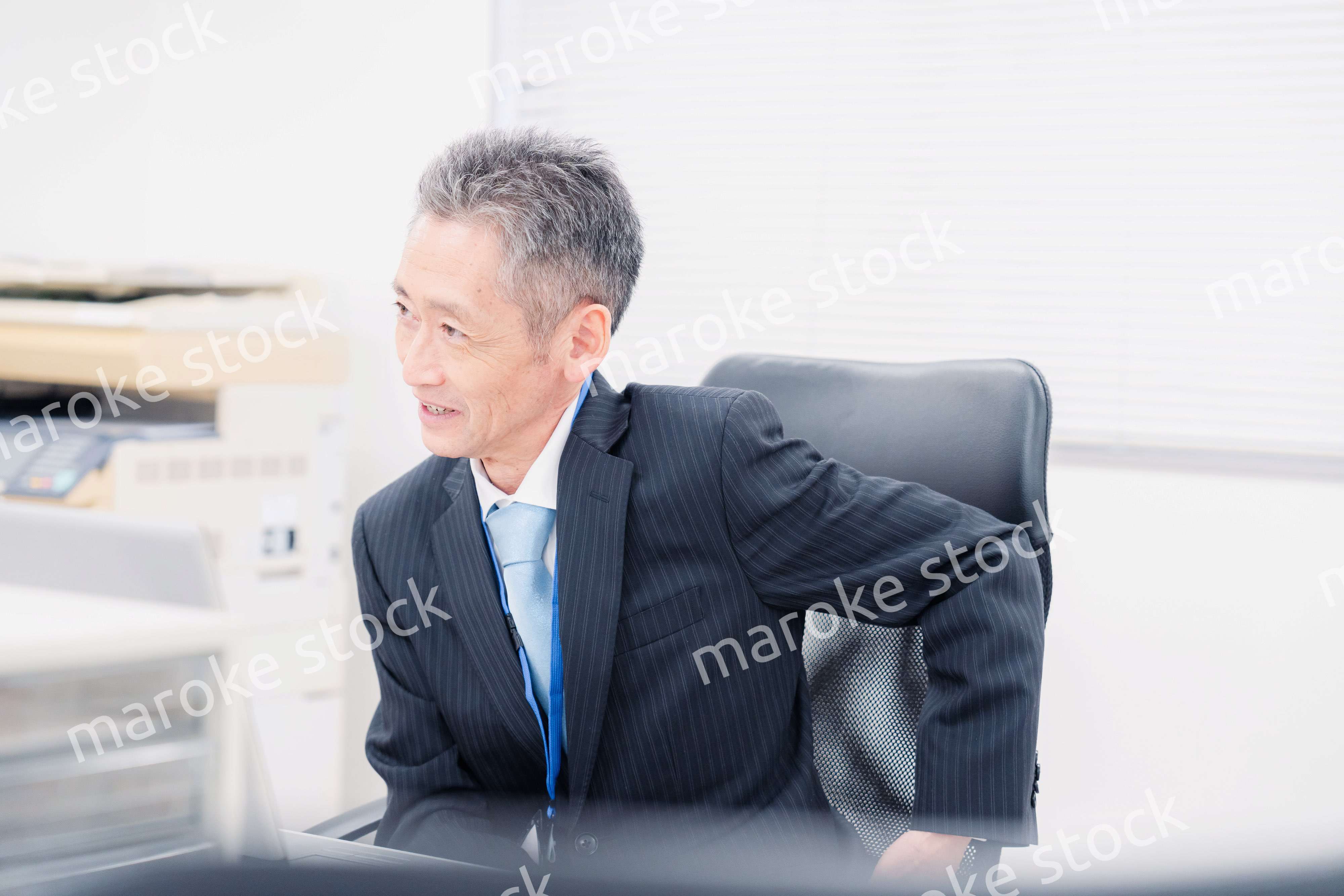 会社で自分の意見を語る管理職の男性