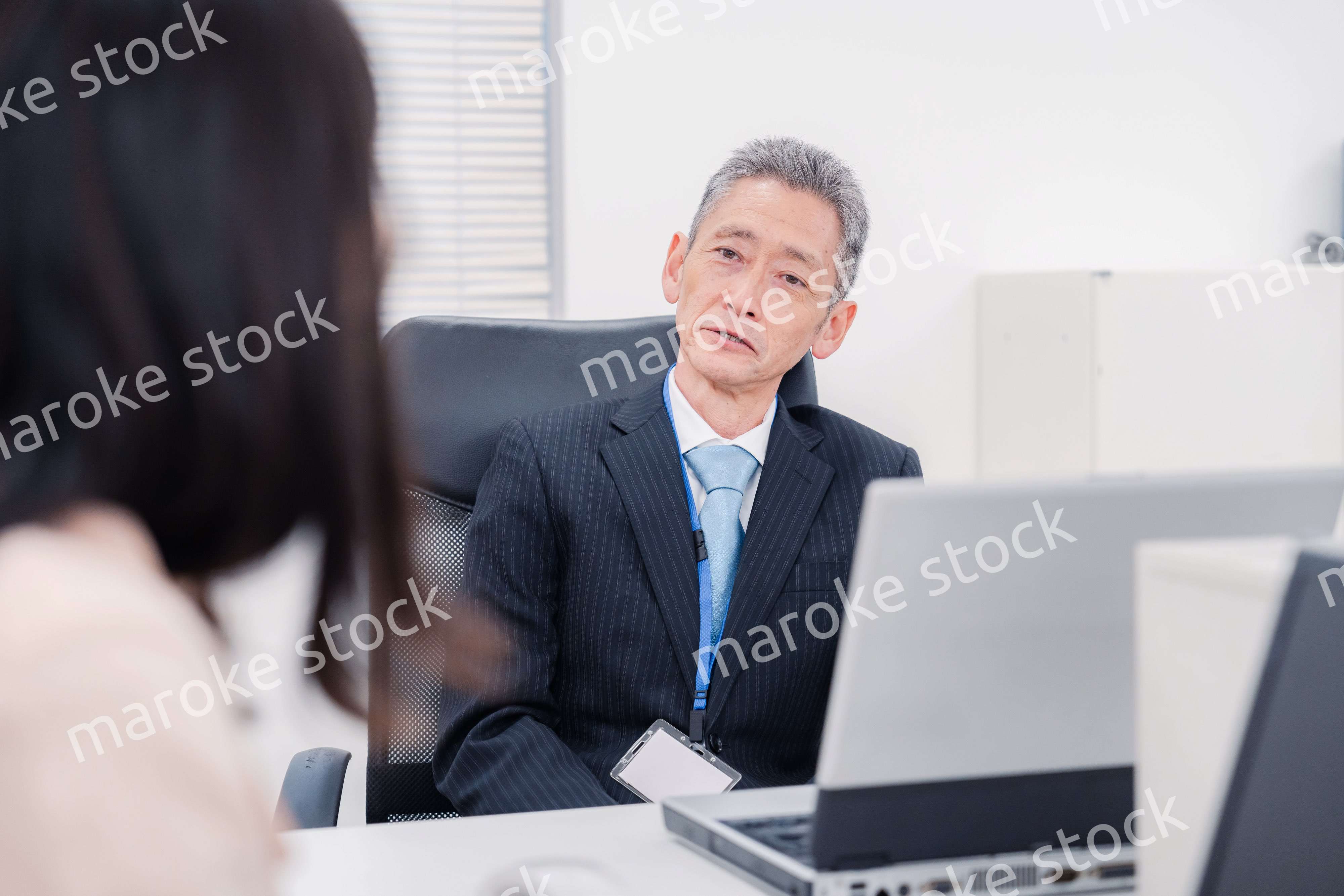 上司に報告をする女性社員