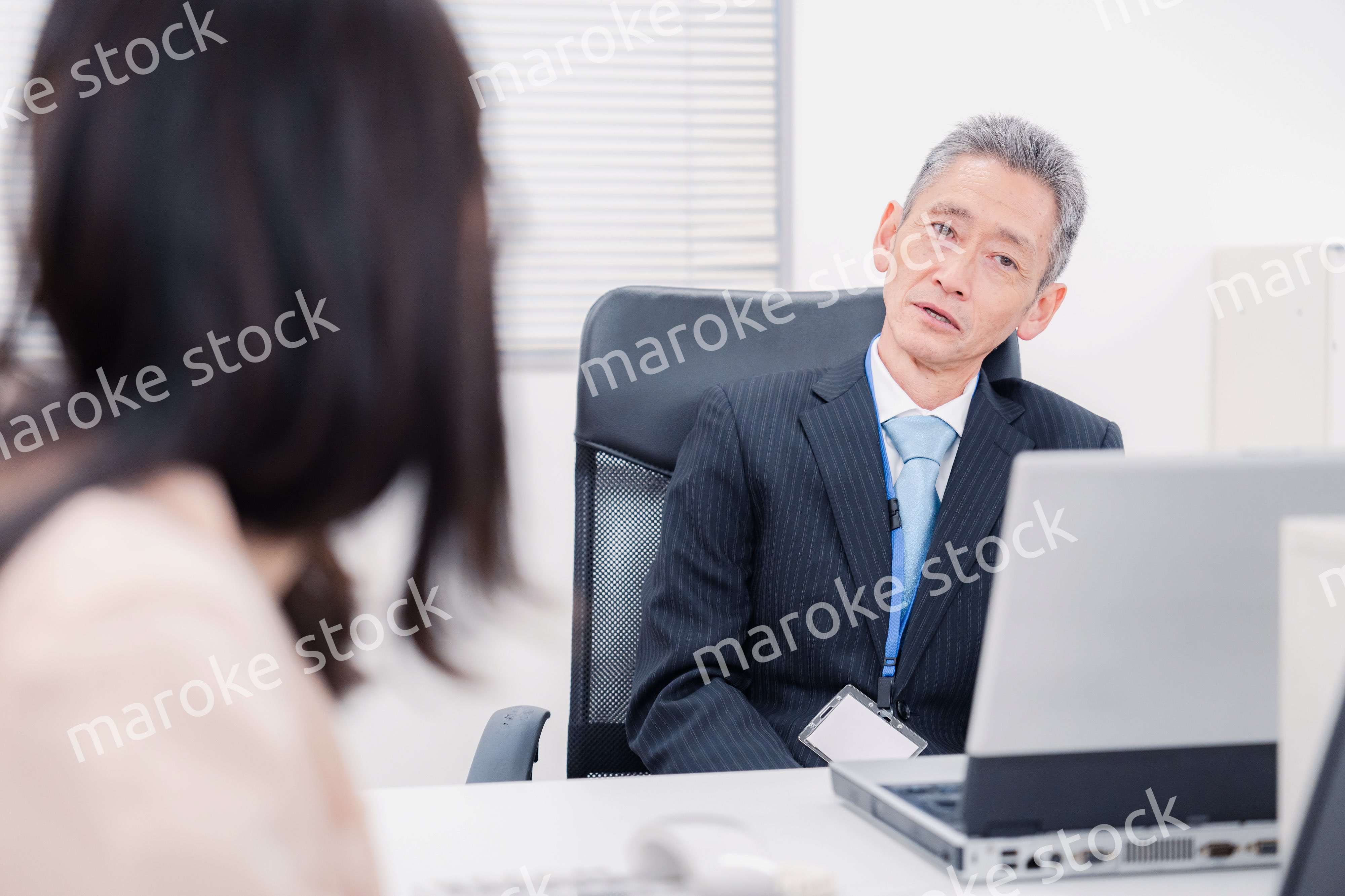 上司に報告をする女性社員