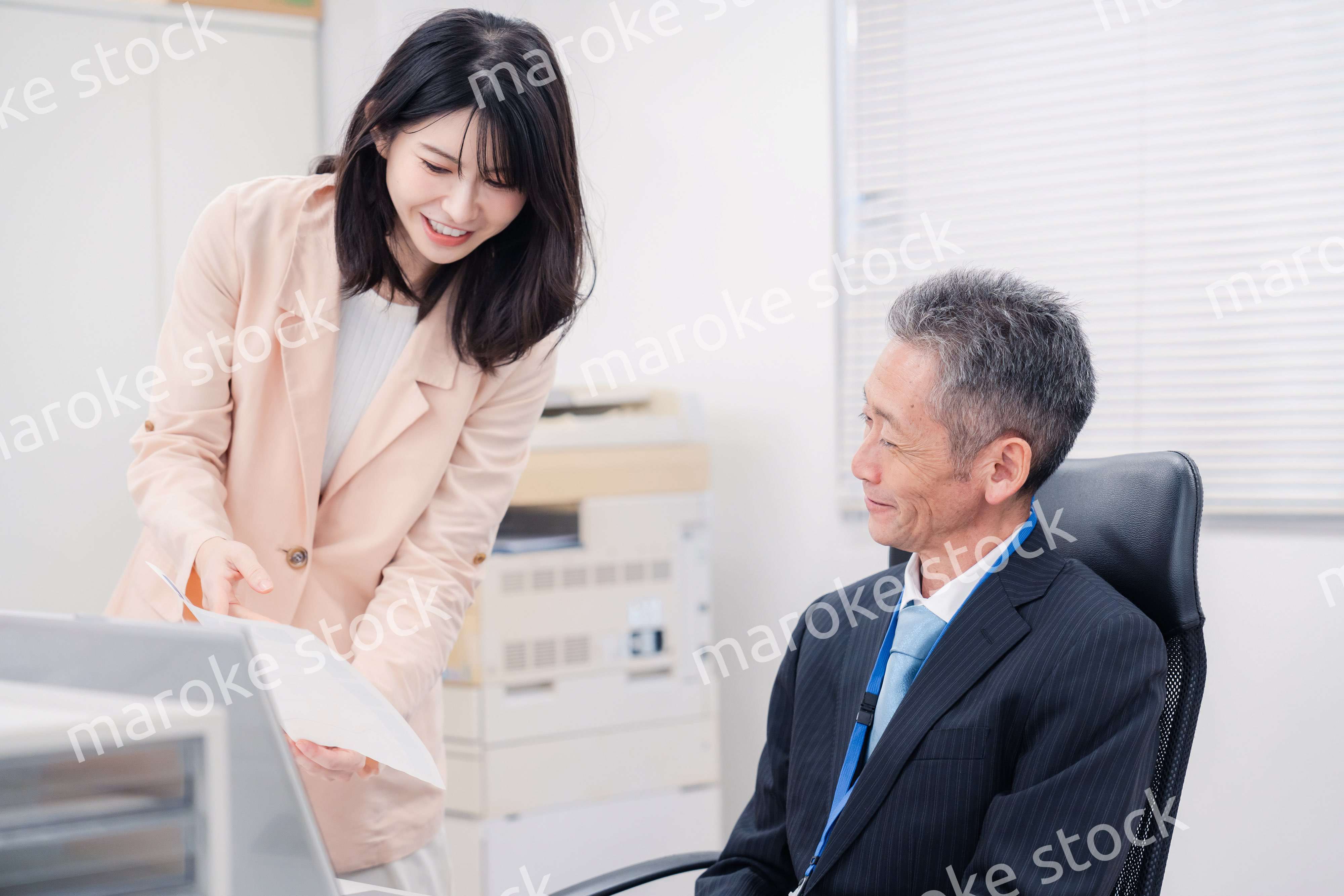 上司に報告をする女性社員