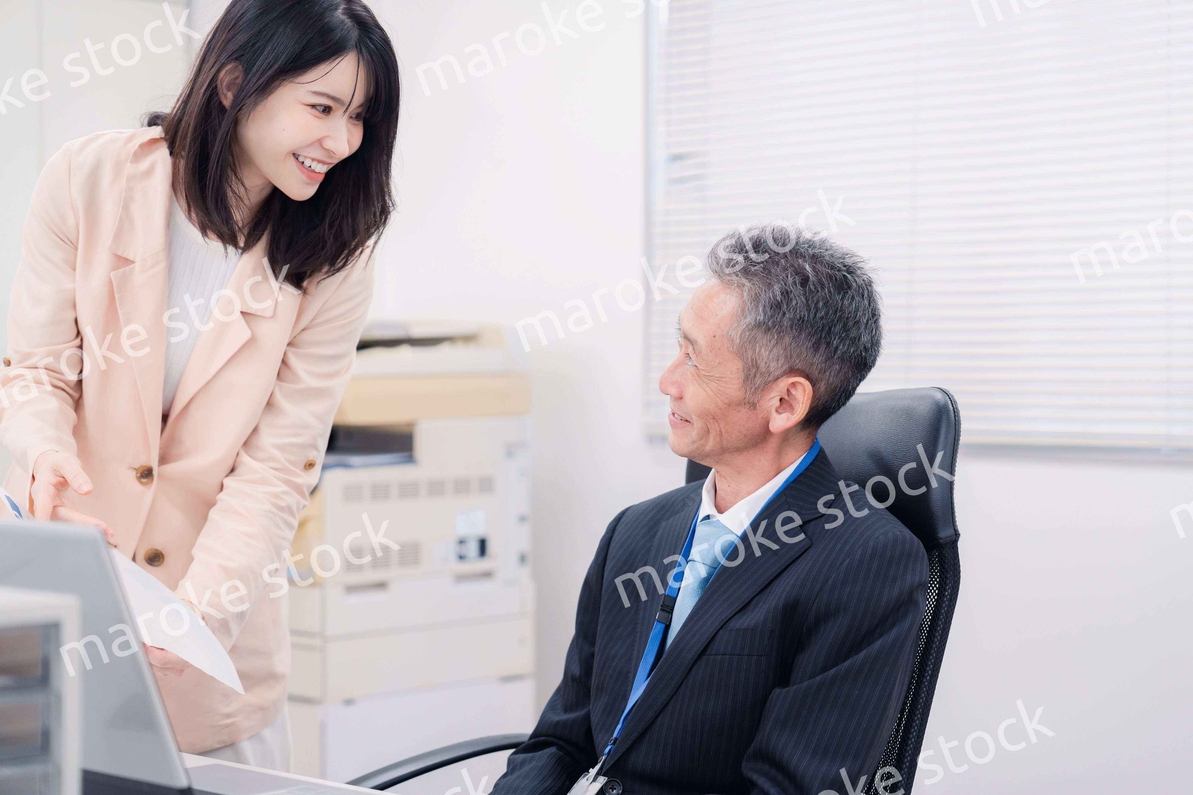 上司に報告をする女性社員