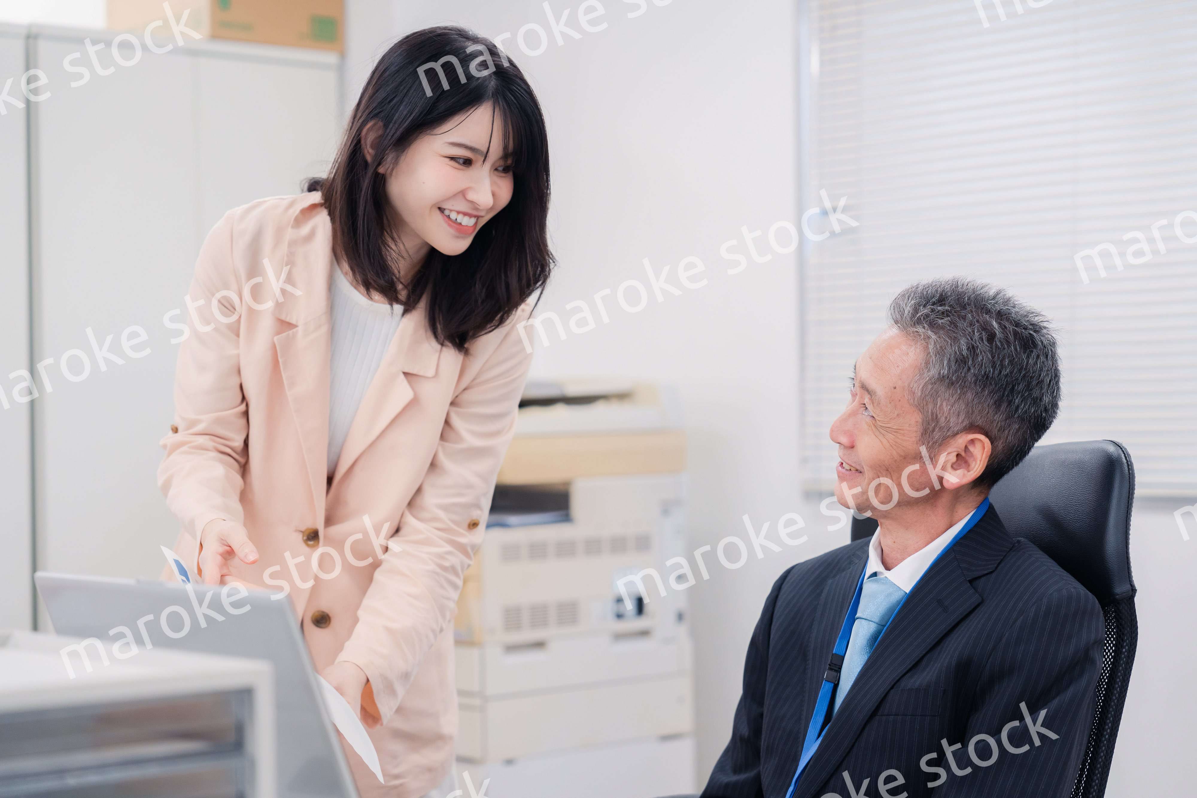 上司に報告をする女性社員