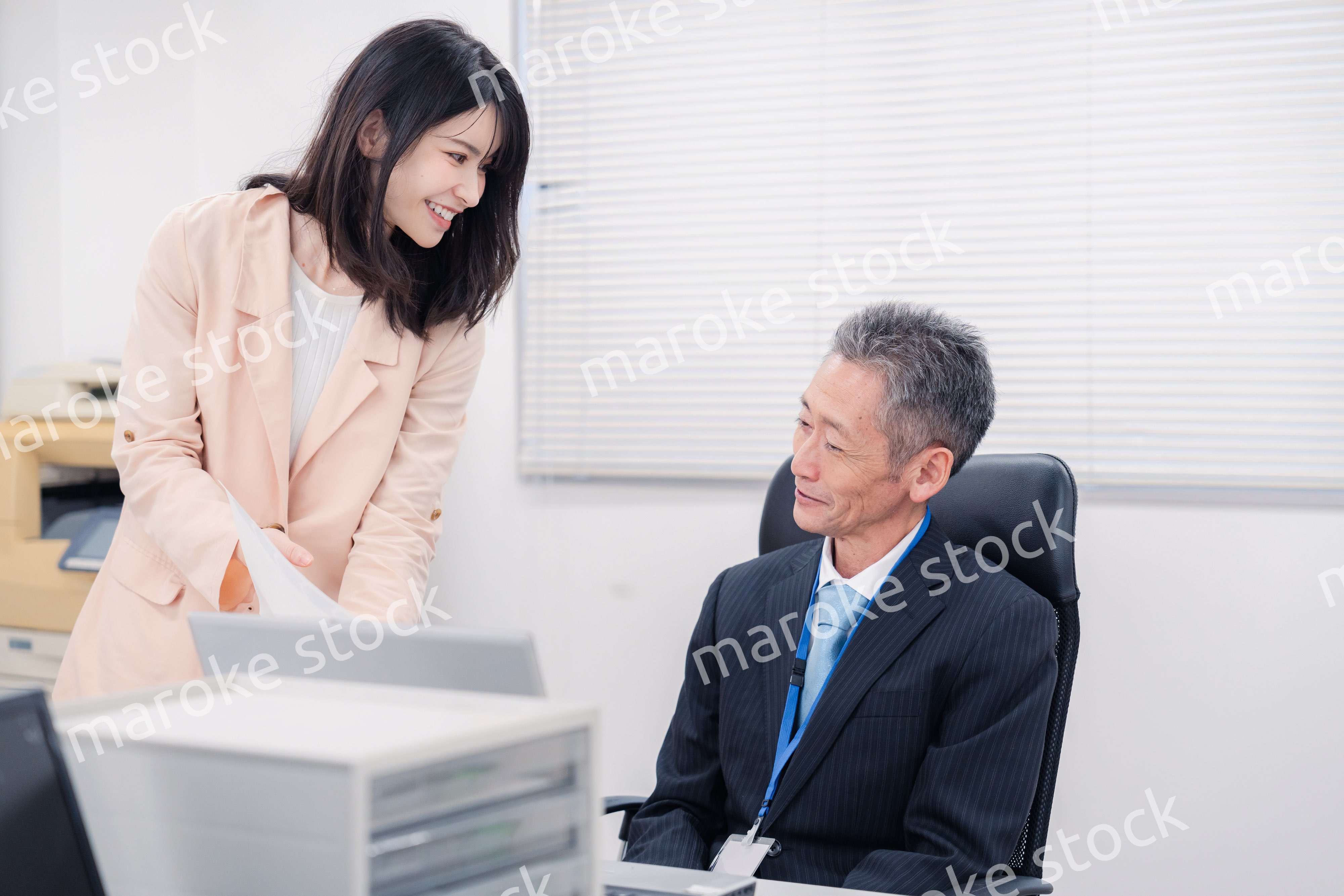 上司に報告をする女性社員