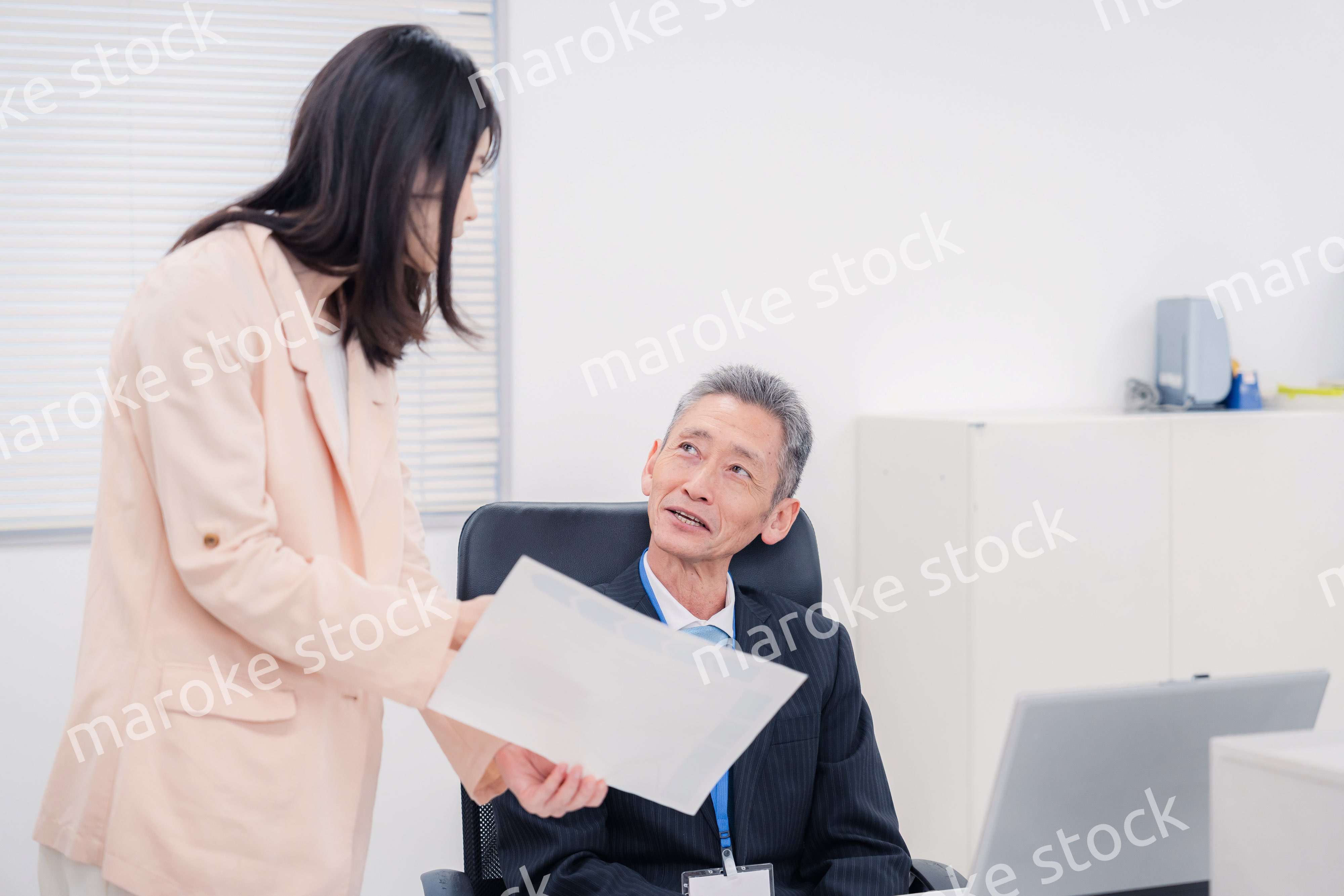 上司に報告をする女性社員