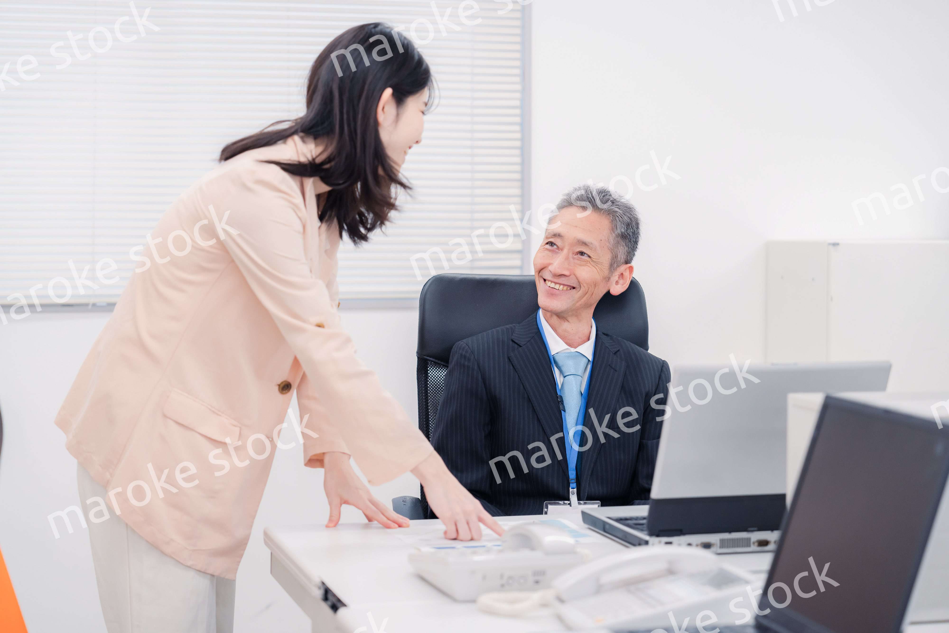 上司に報告をする女性社員