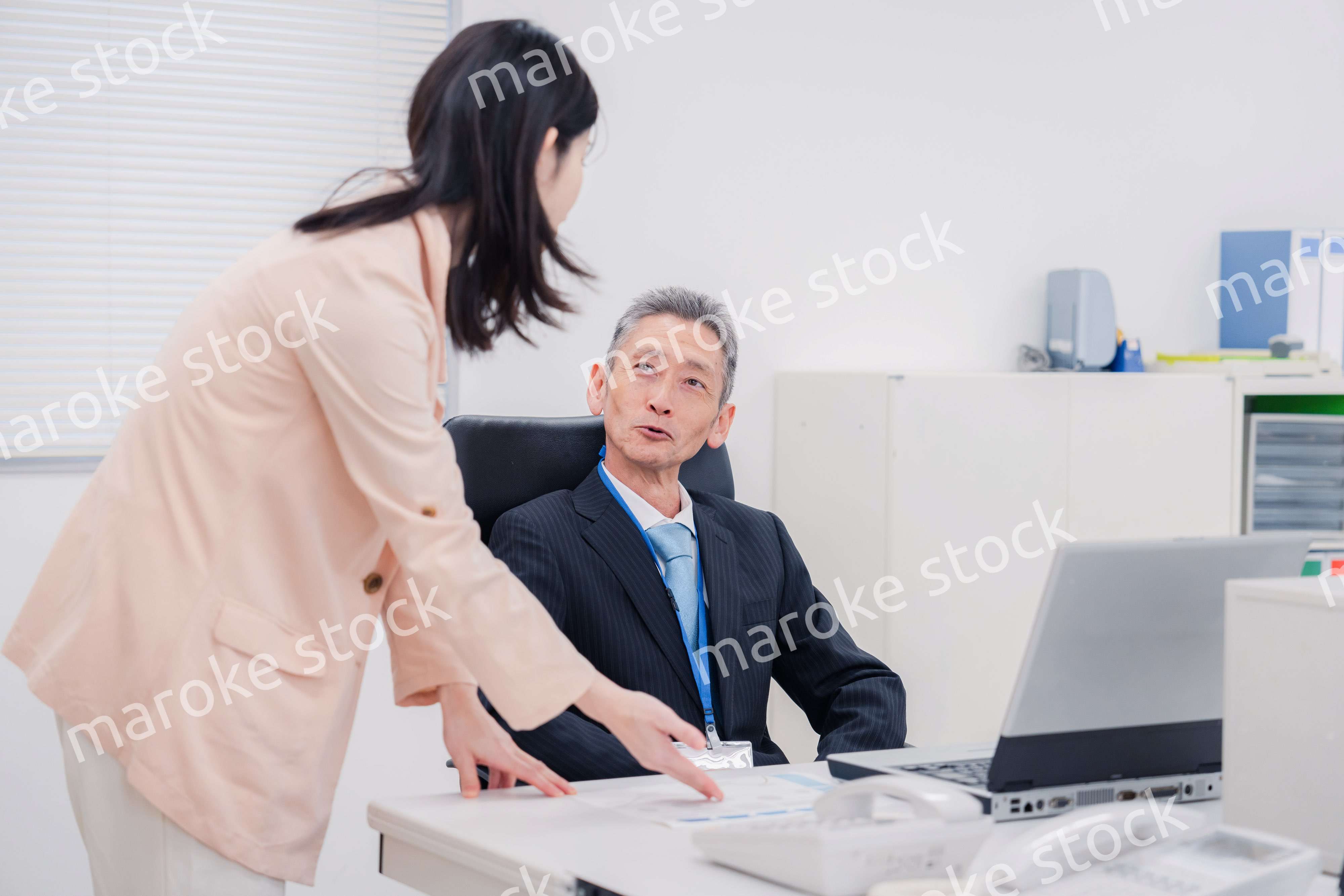 上司に報告をする女性社員