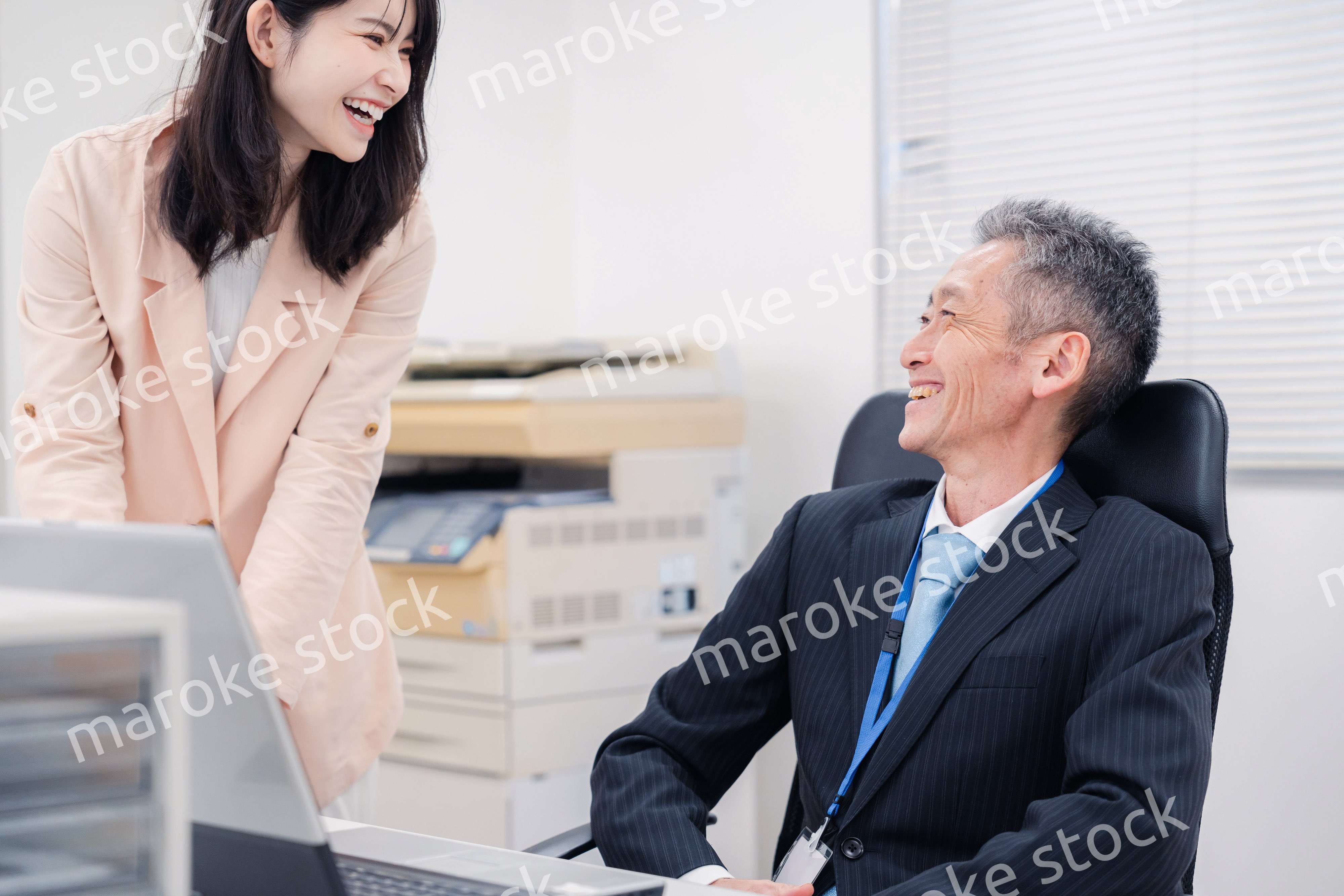 上司に報告をする女性社員