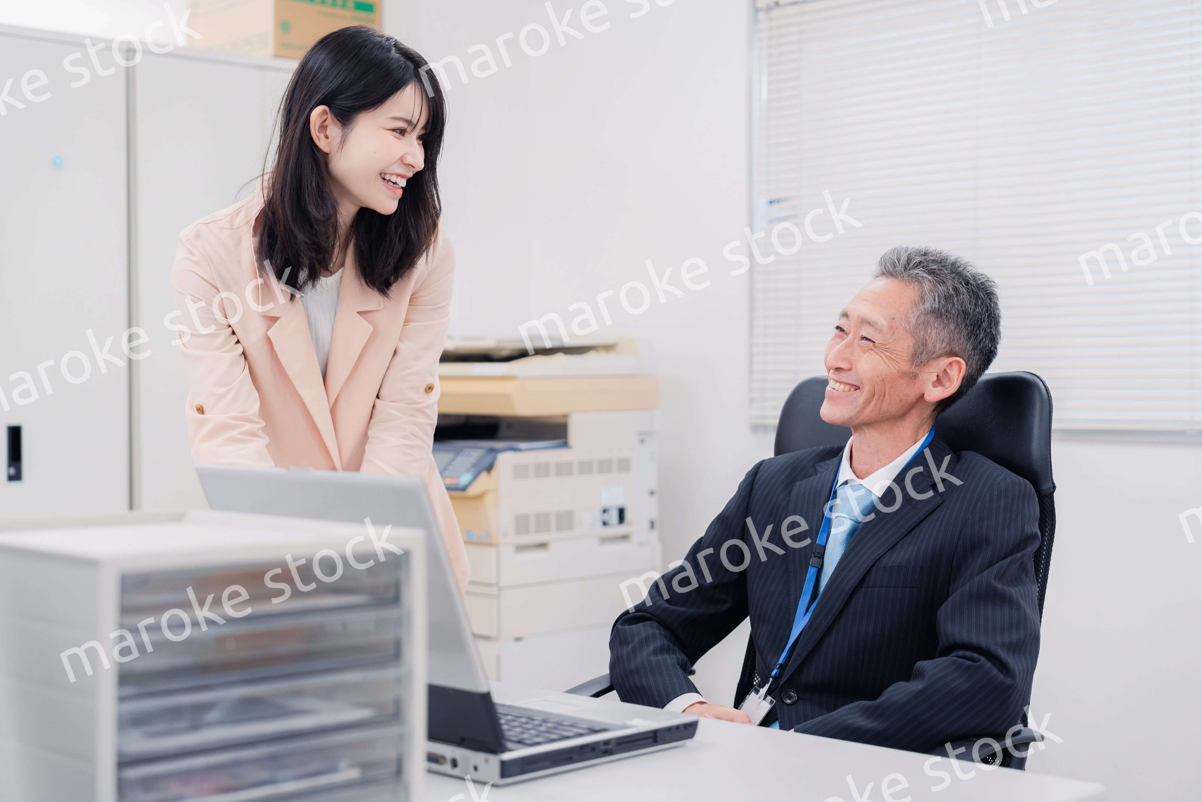 上司に報告をする女性社員