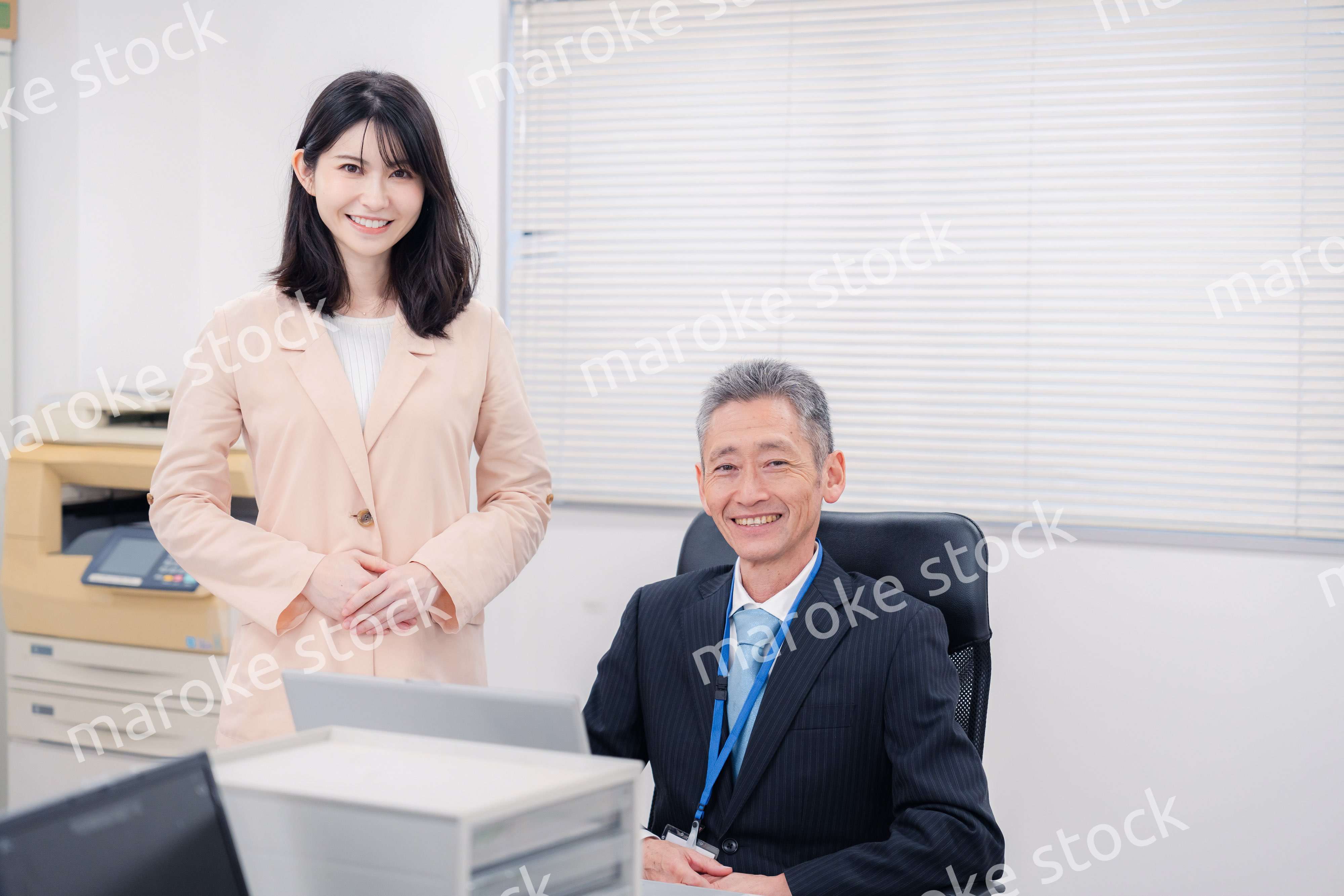 上司に報告をする女性社員