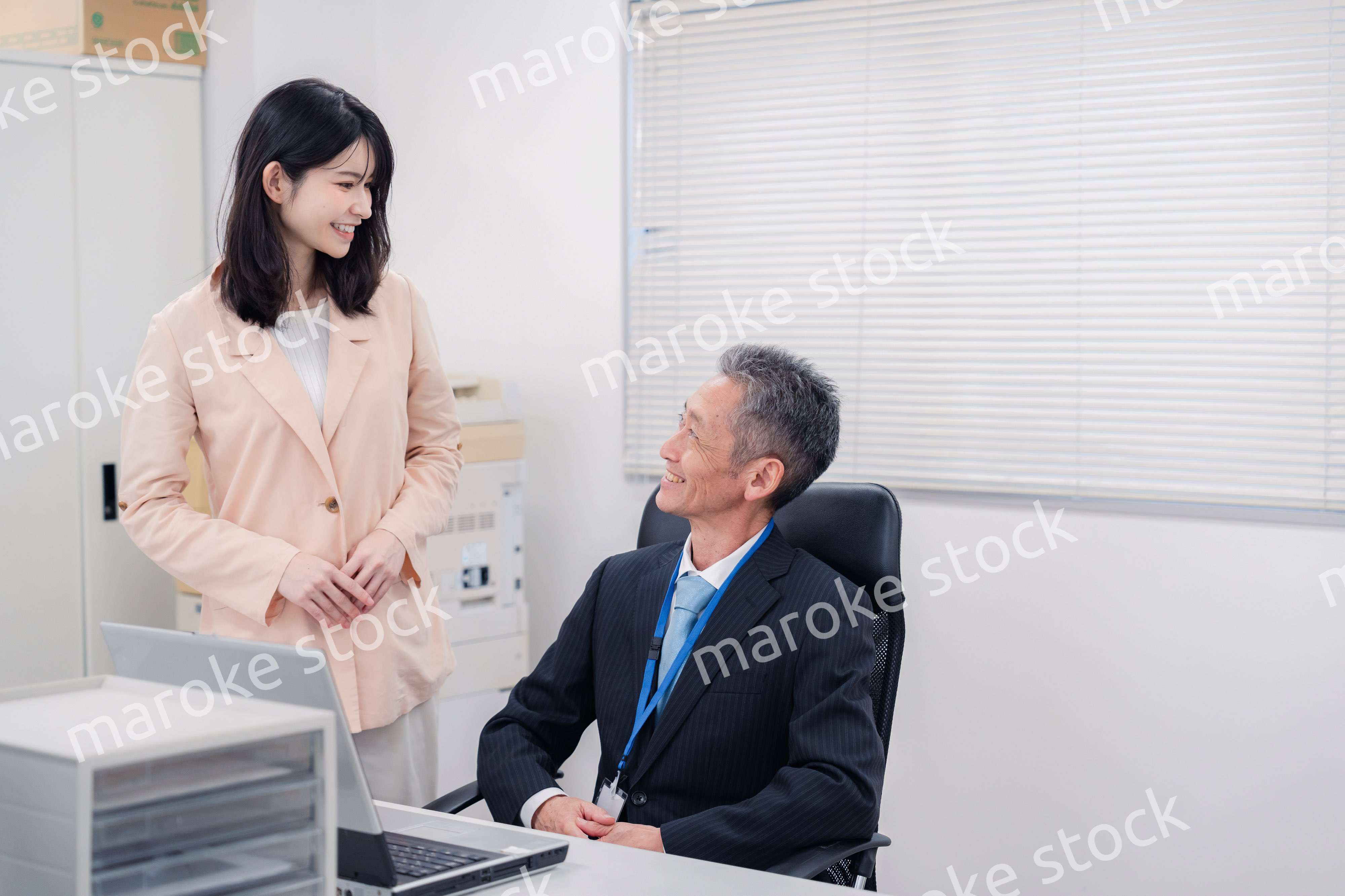 上司に報告をする女性社員