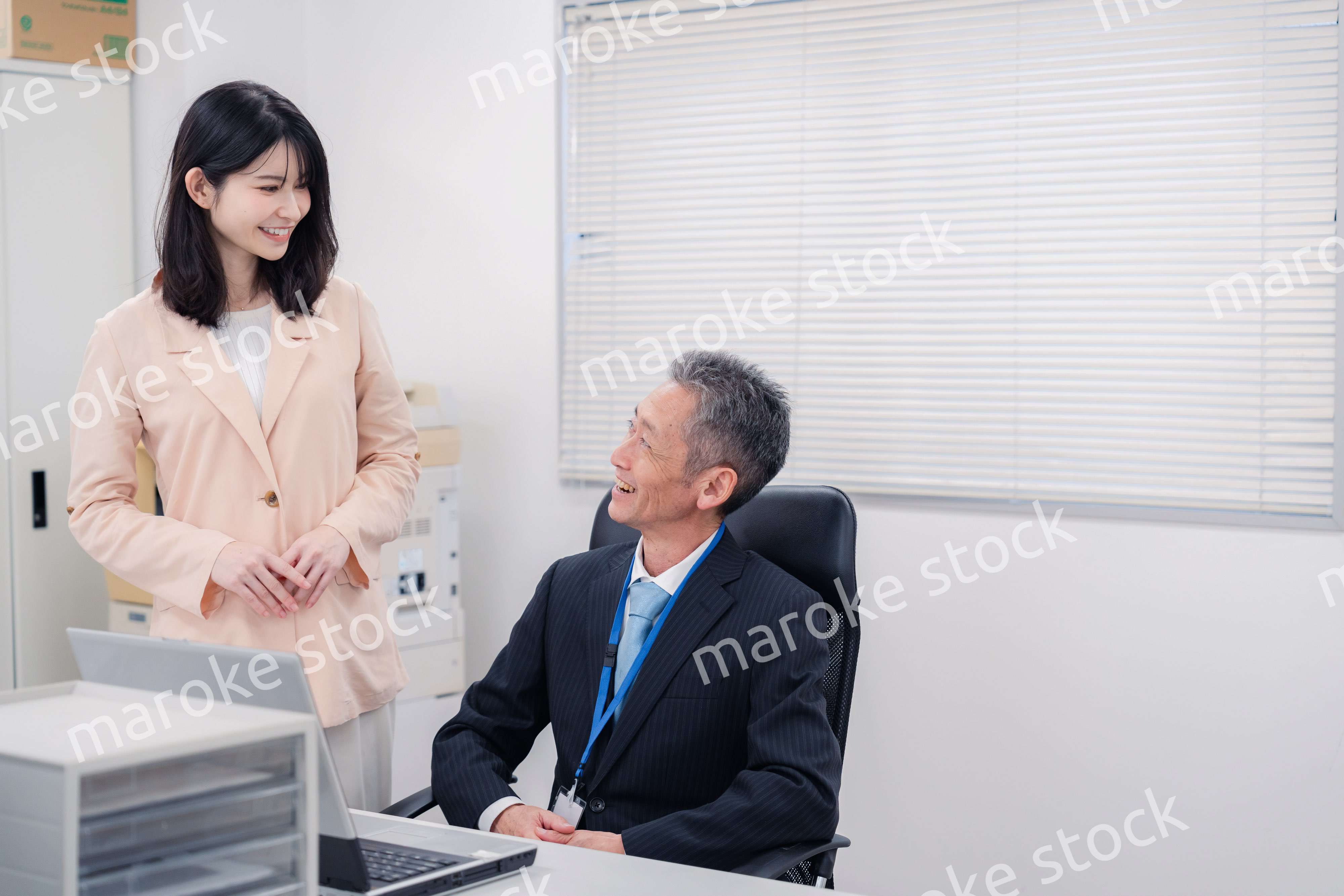 上司に報告をする女性社員