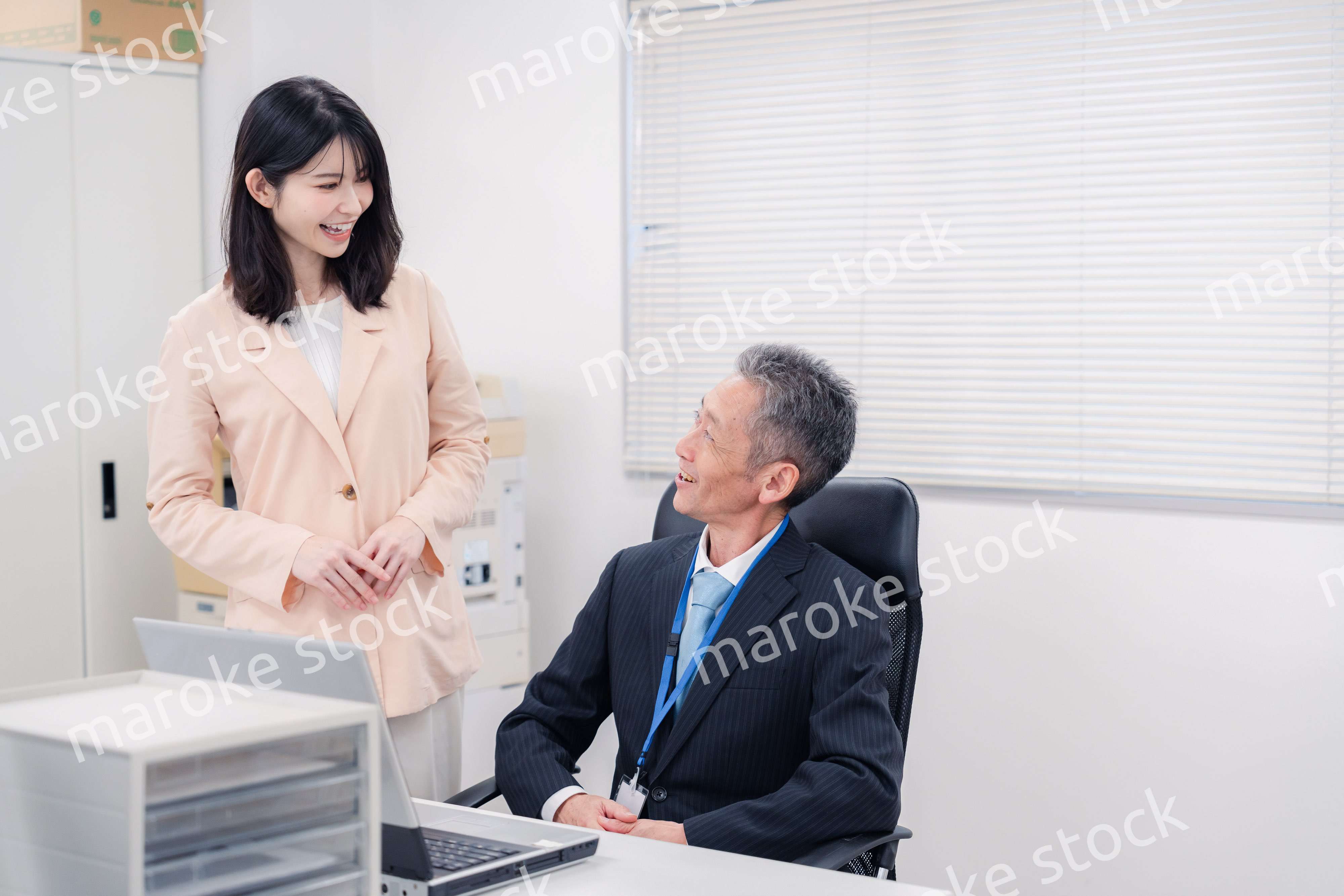 上司に報告をする女性社員